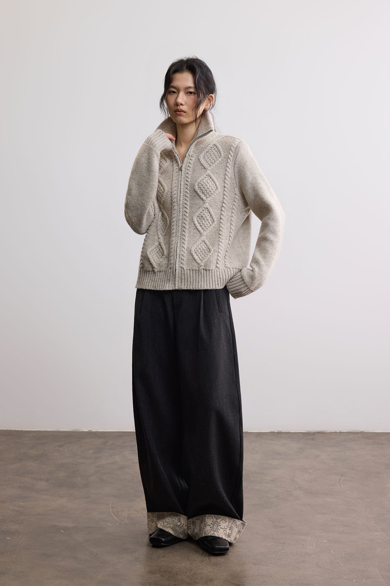 SAME FLOW Cable-Knit High-Neck Zip-Up Sweater