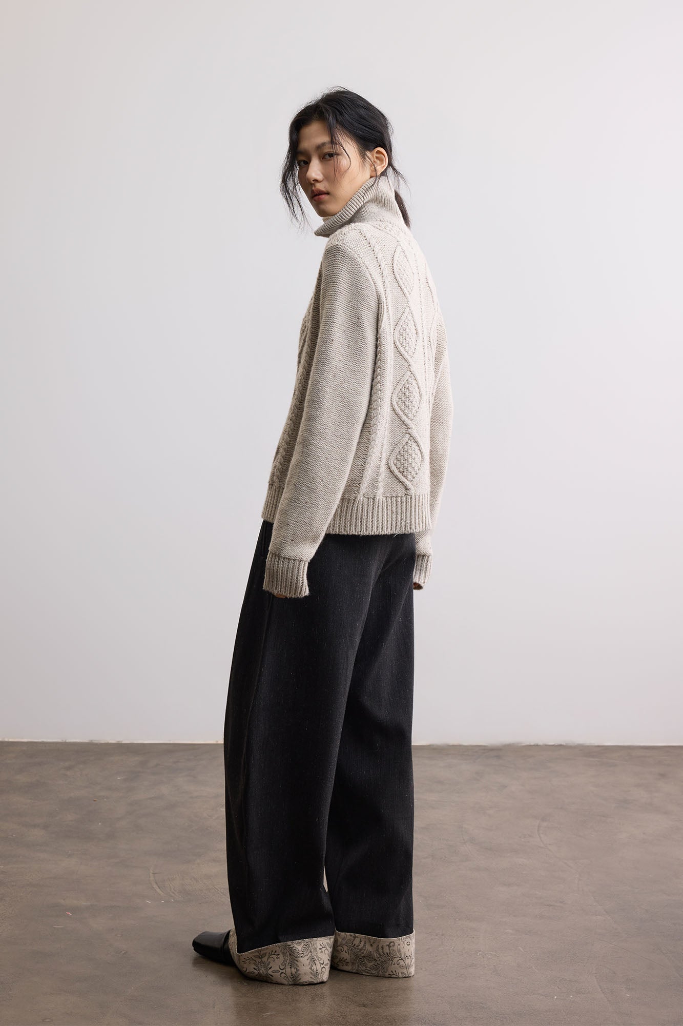 SAME FLOW Cable-Knit High-Neck Zip-Up Sweater