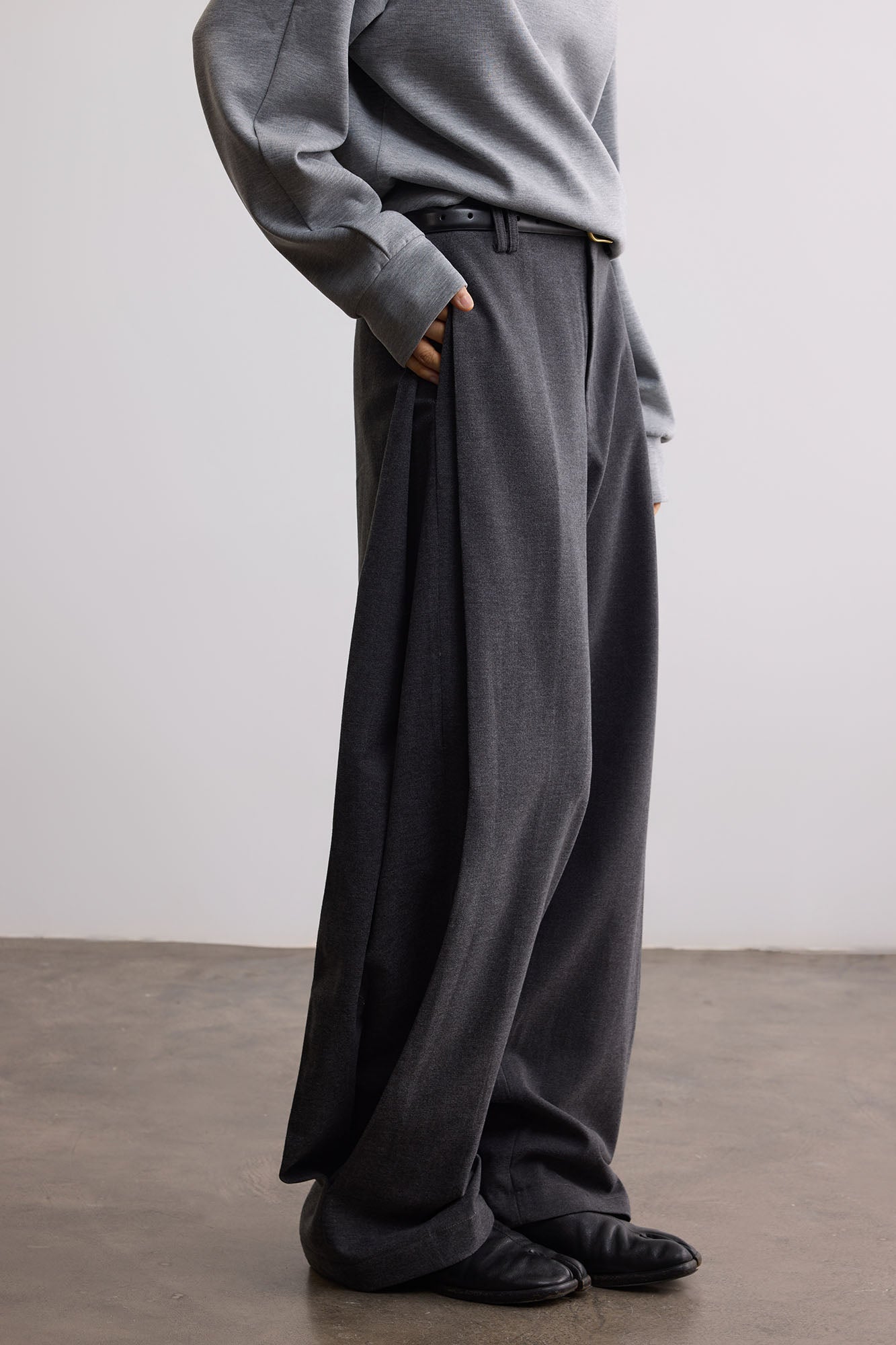 SAME FLOW Classic Pleated Wide-Leg Drape Trousers