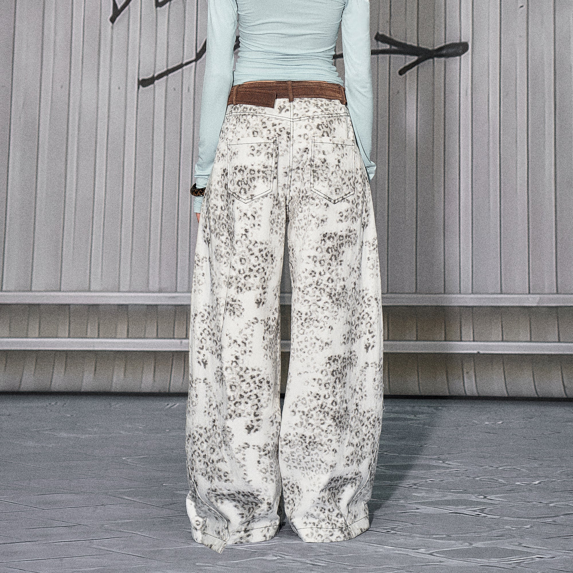 THE NEVERMORE Contrast-Waist Leopard Paneled Wide-Leg Jeans