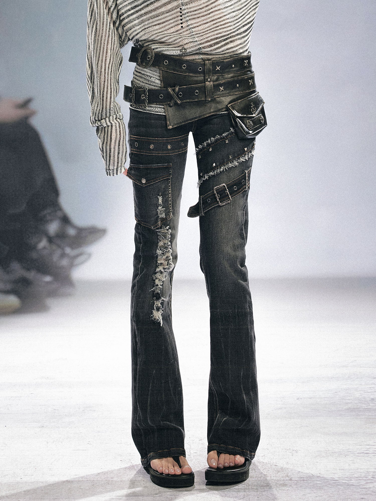 CESTNOUS Asymmetrical Frayed Distressed Jeans
