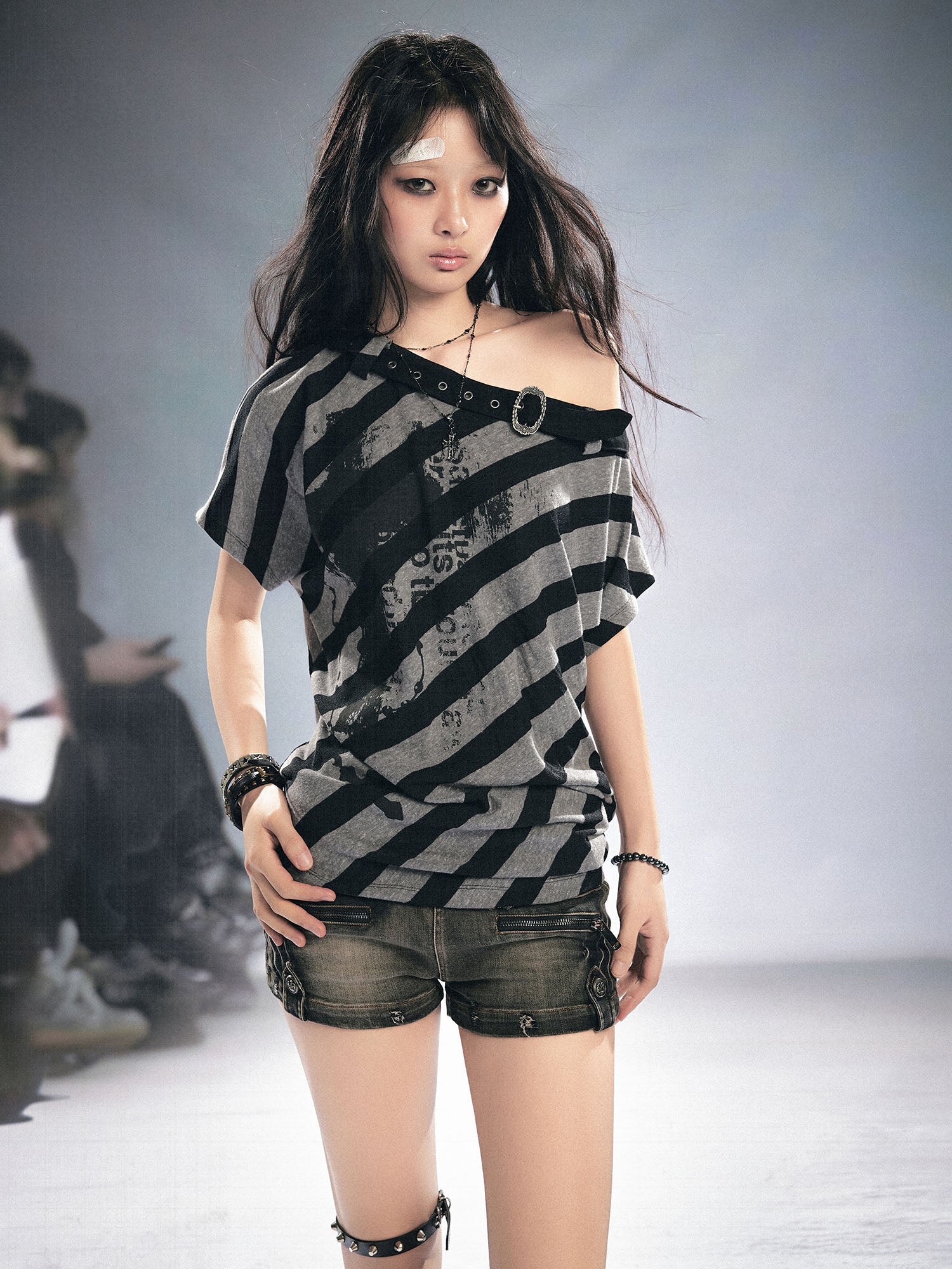 CESTNOUS Asymmetrical Off-Shoulder Stripe Tee