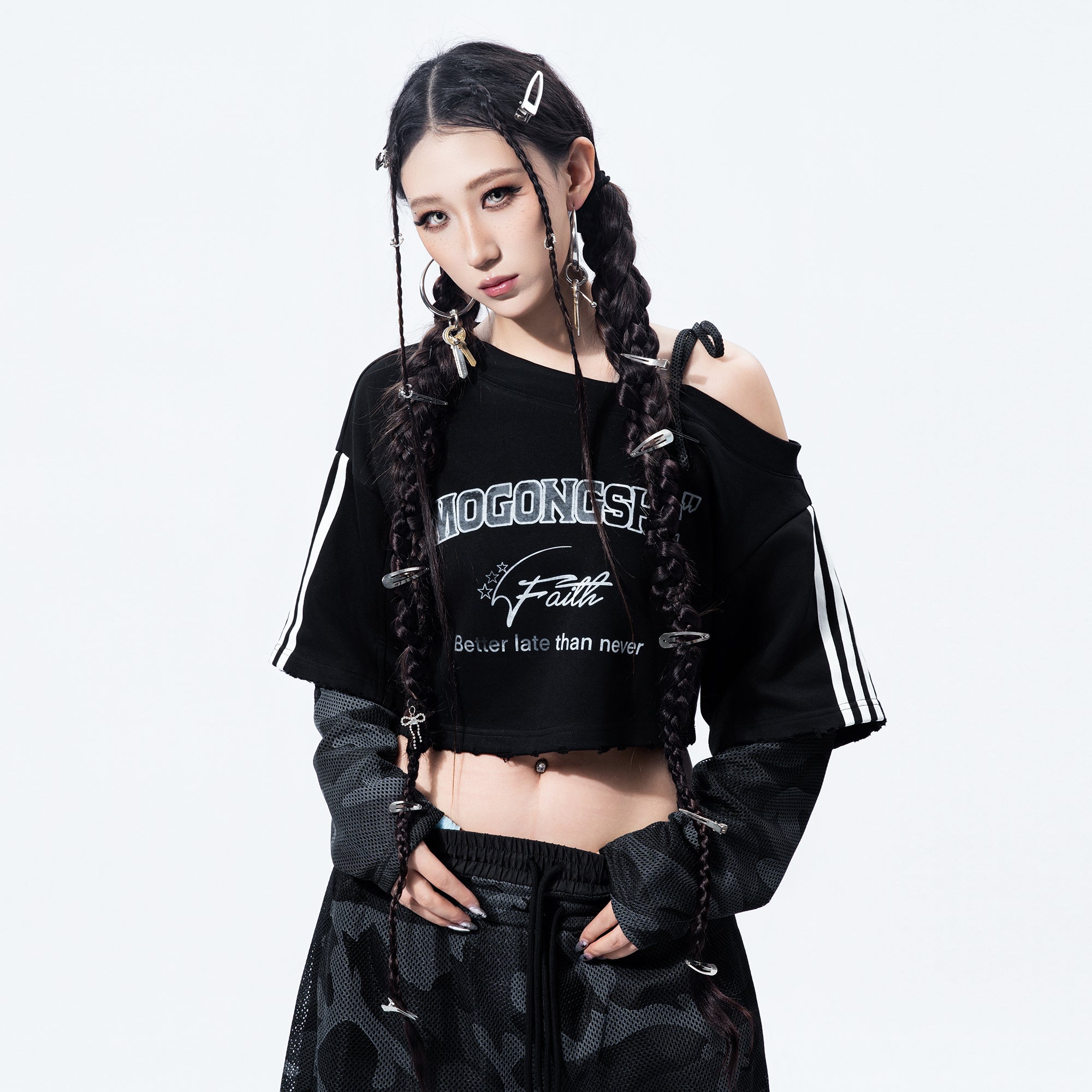 MOGONGSHE Camo Paneled Off-Shoulder Cropped Jersey