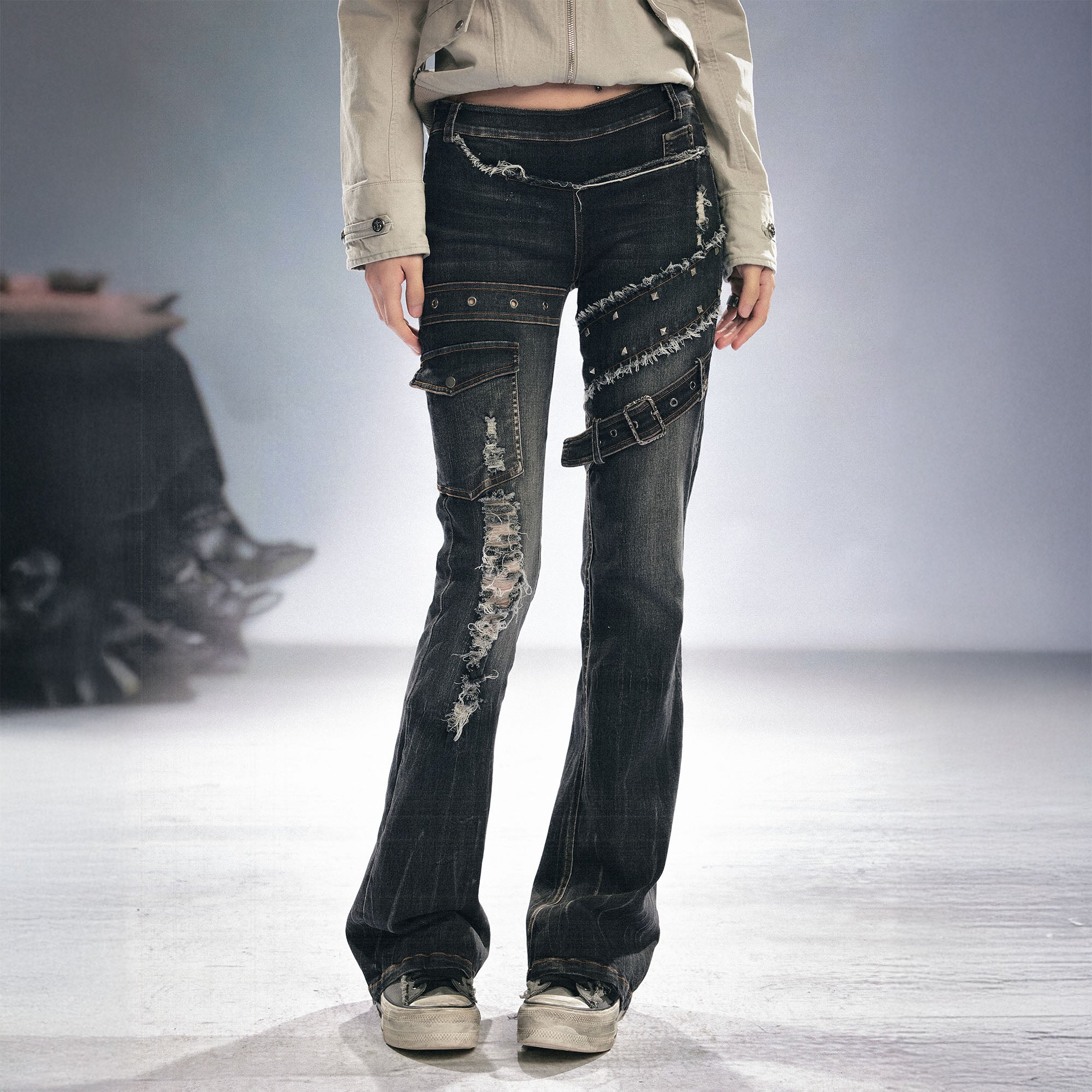 CESTNOUS Asymmetrical Frayed Distressed Jeans