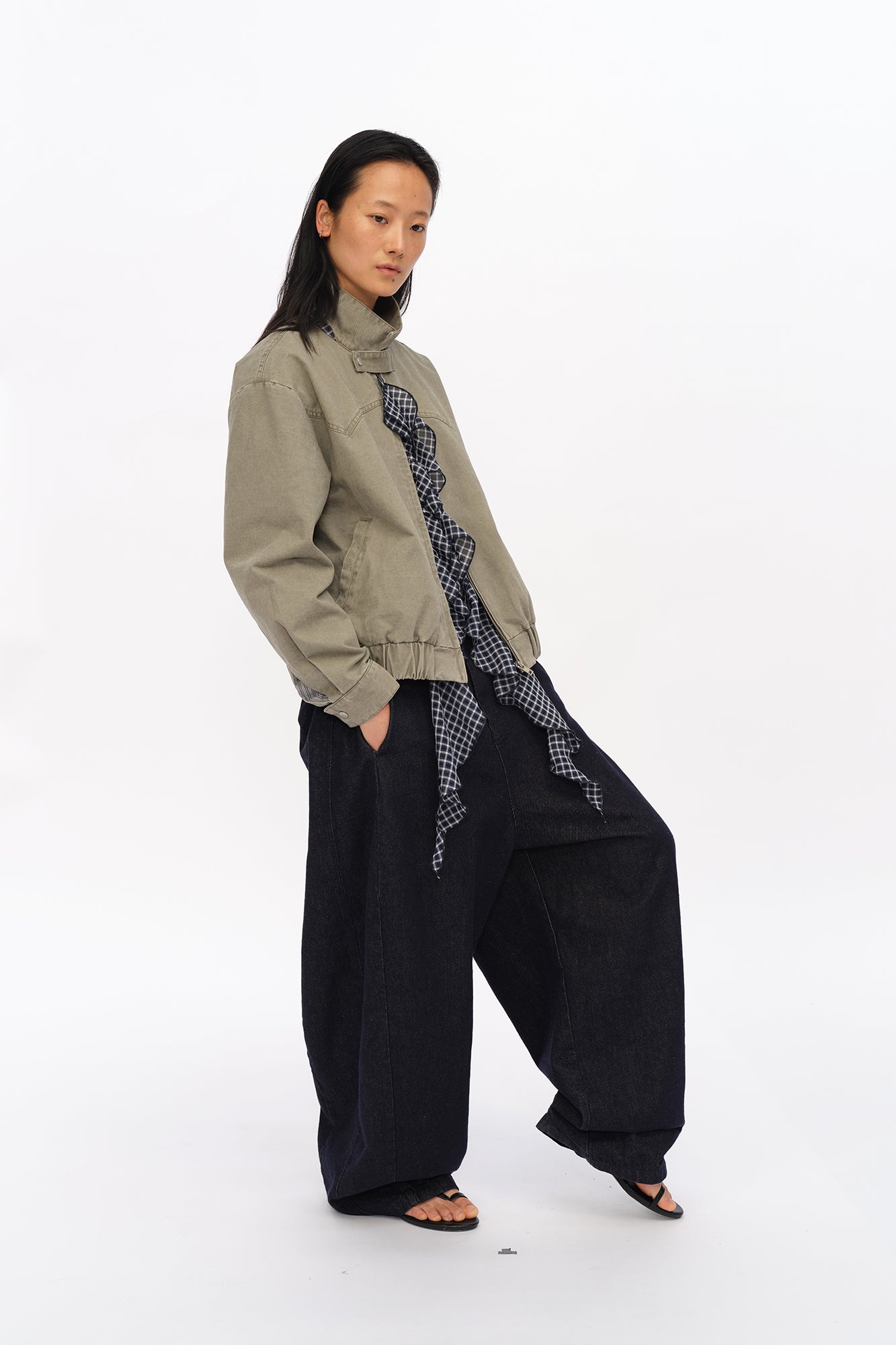 OINIMI Essential Barrel-Leg Raw Jeans