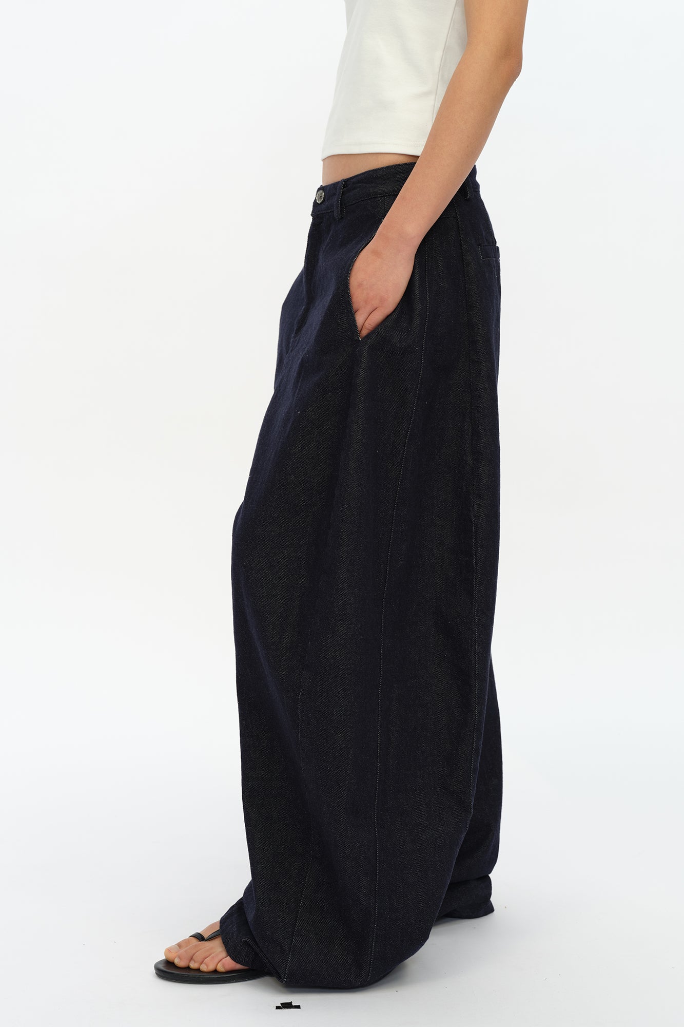 OINIMI Essential Barrel-Leg Raw Jeans