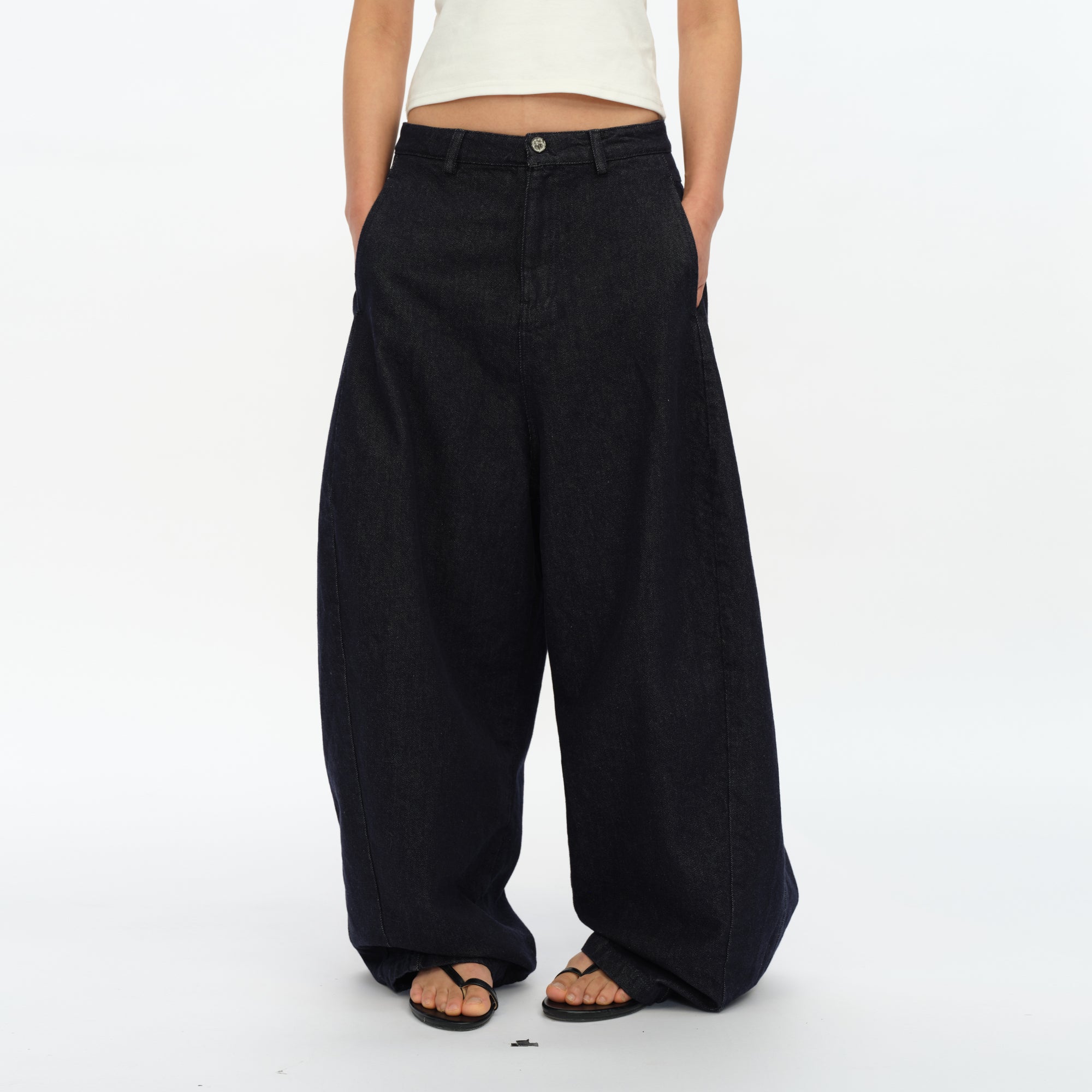 OINIMI Essential Barrel-Leg Raw Jeans