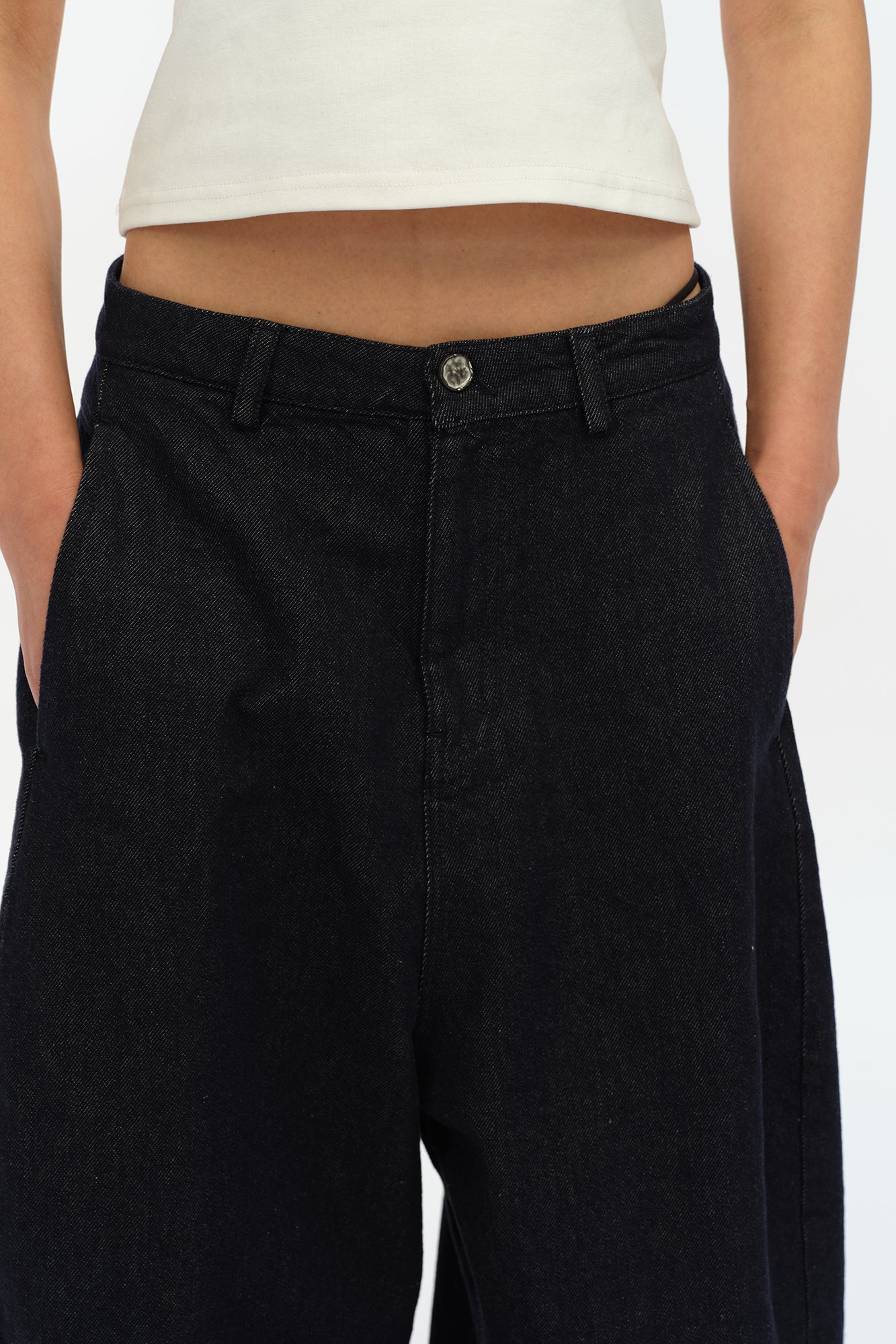 OINIMI Essential Barrel-Leg Raw Jeans