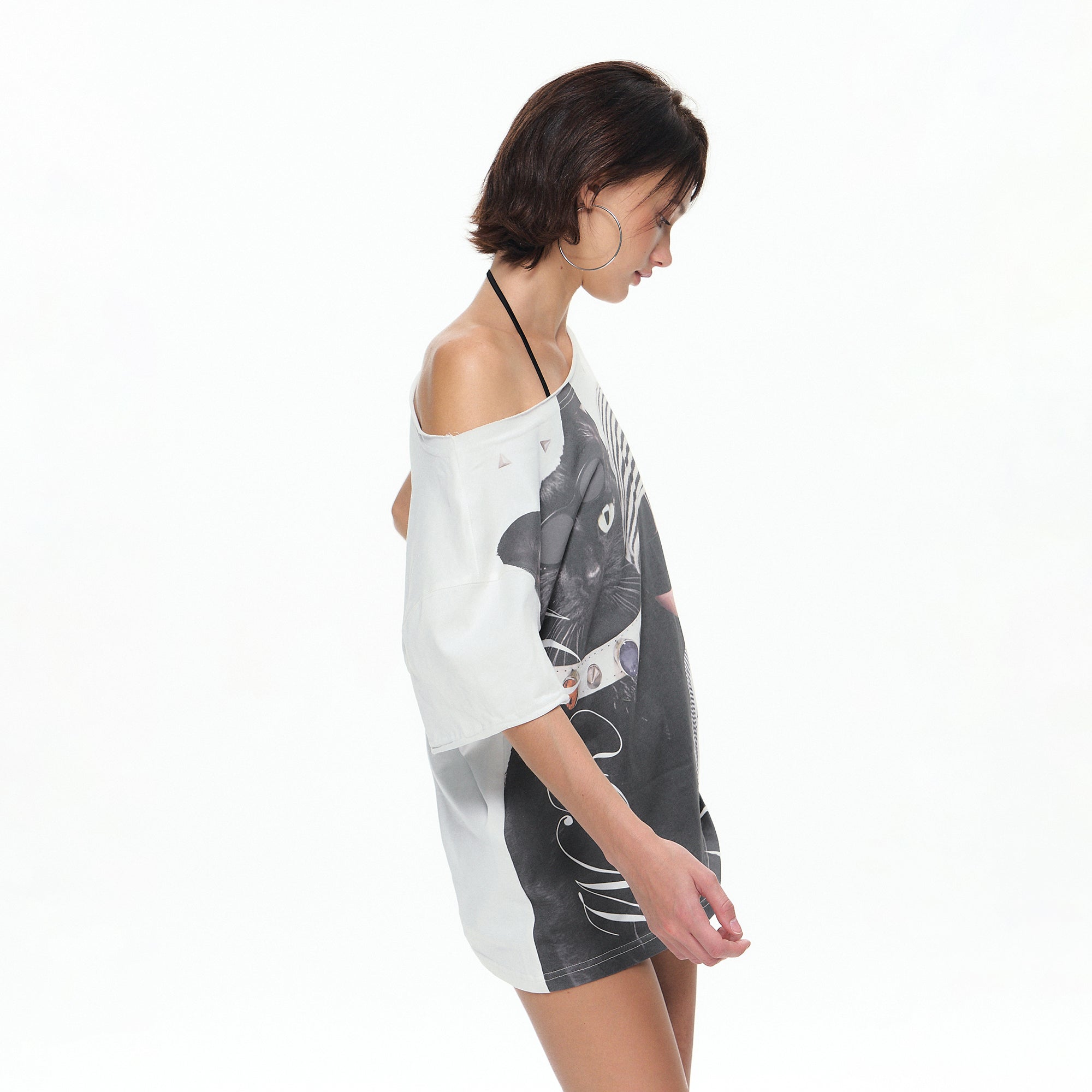 10AMSOTIIIIIIRED Girl And Cat Graphic Off-Shoulder Tee