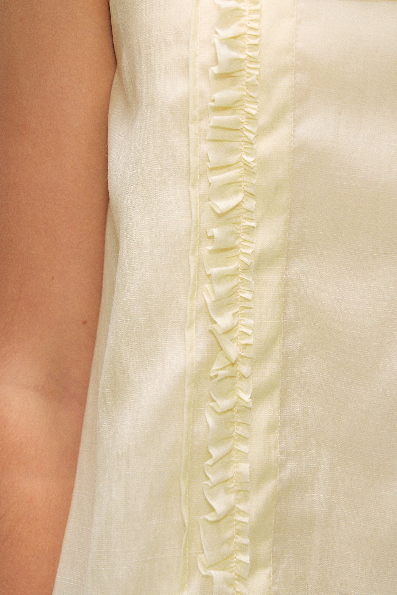 10AMSOTIIIIIIRED Drape-Collar Ruffle Trim Tank Top