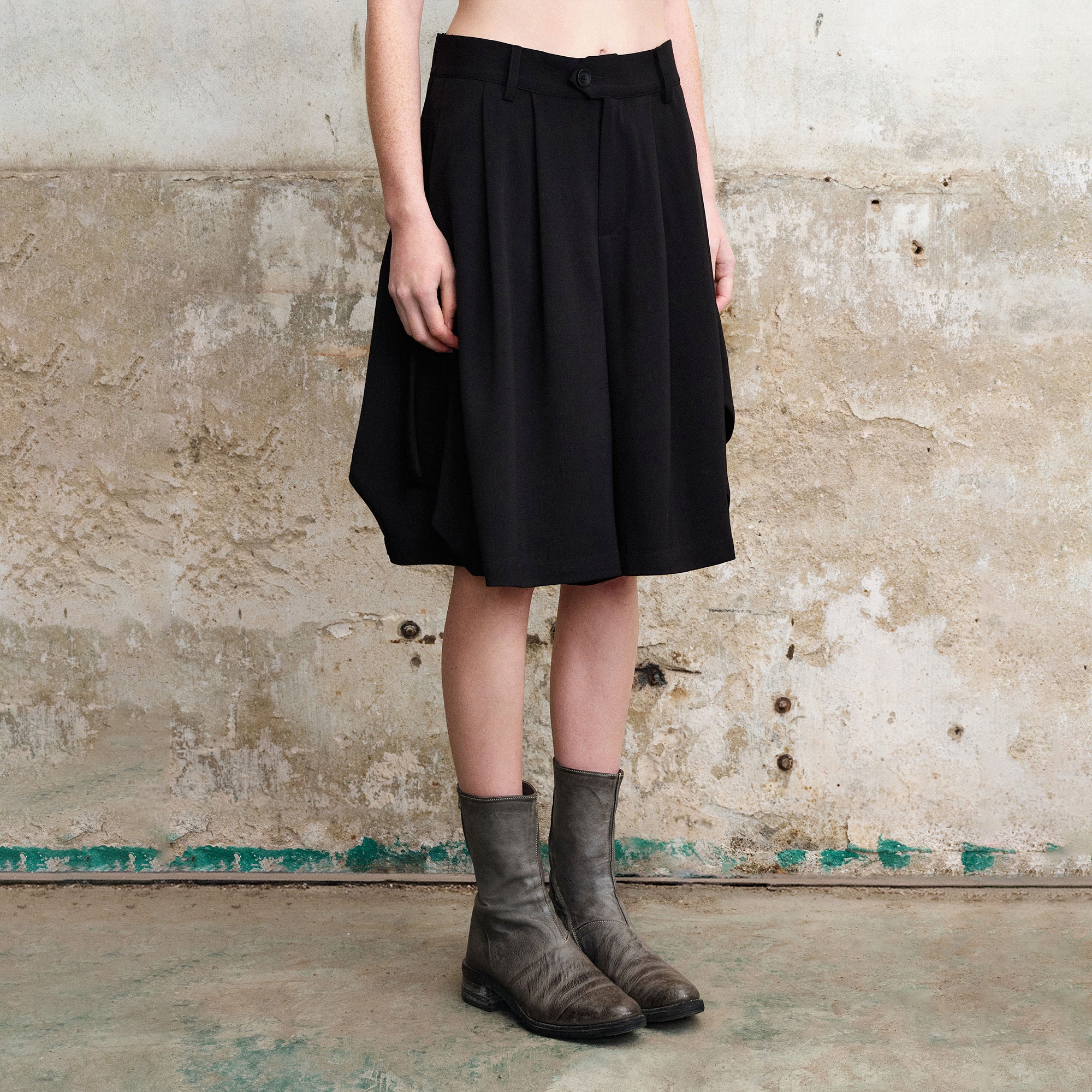 ILNya Nieternite Nifutur Draped Balloon Pleate Shorts