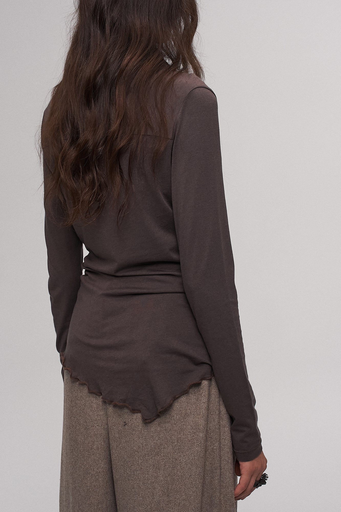 ILNya Nieternite Nifutur Asymmetrical Ruffle Edge Long Sleeve Tee Brown