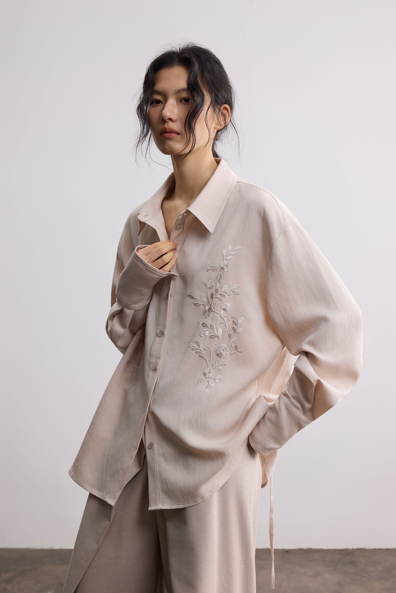 SAME FLOW Floral Embroidered Back-Drawstring Shirt