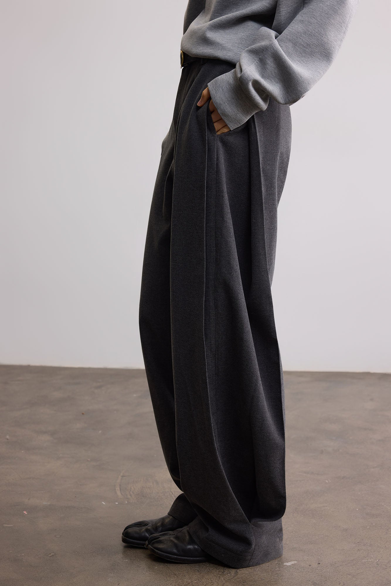 SAME FLOW Classic Pleated Wide-Leg Drape Trousers