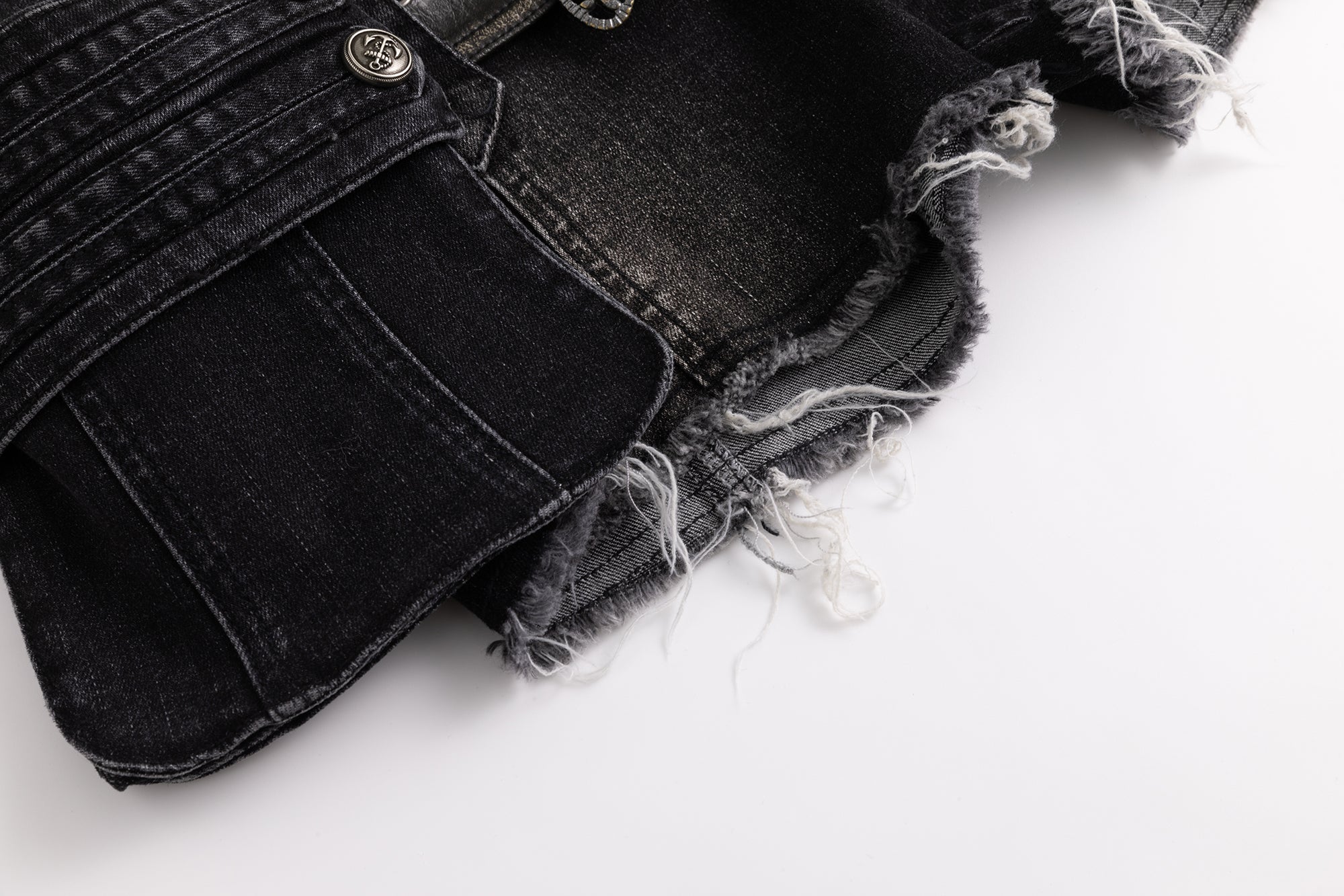 CESTNOUS Retro Frayed Belted Denim Shorts