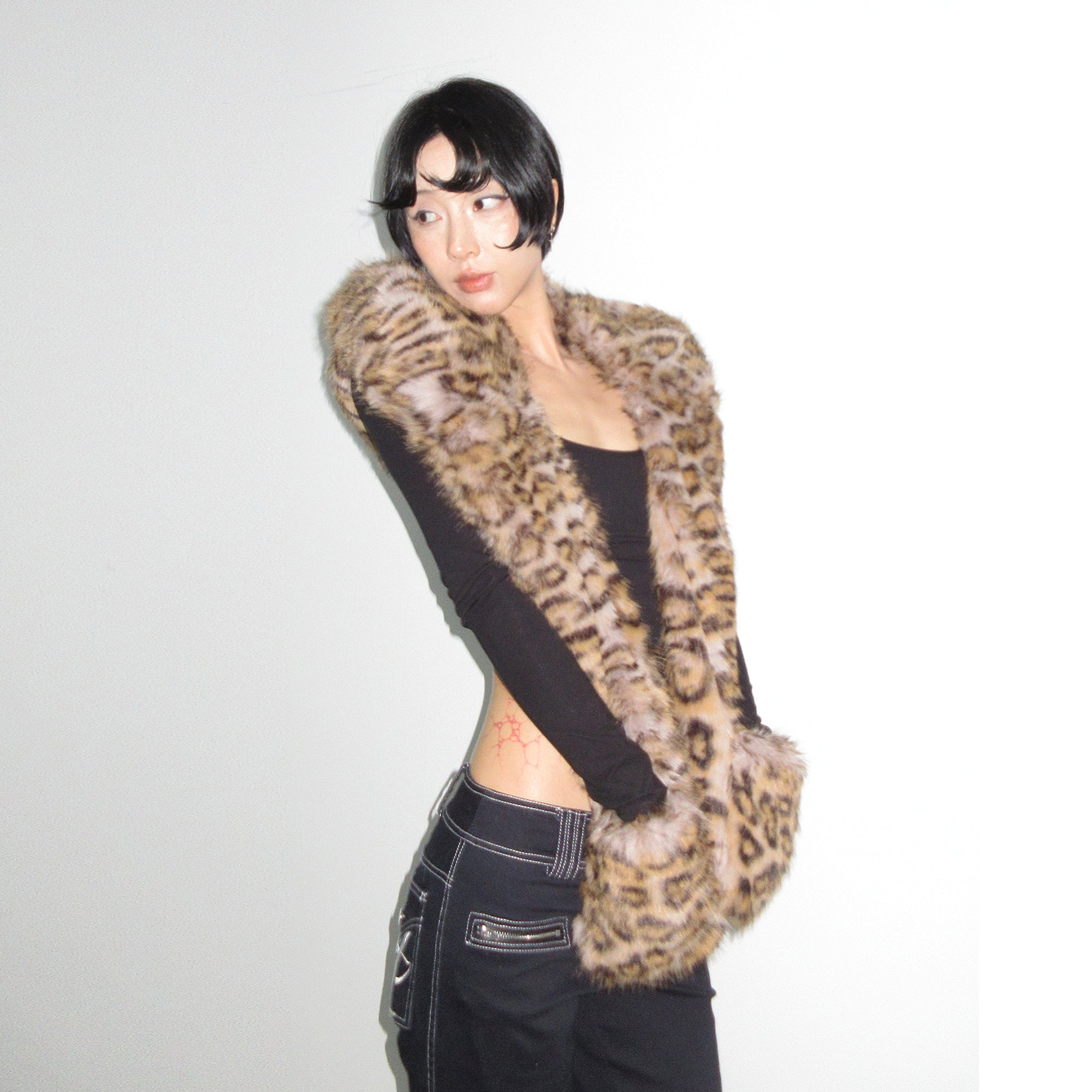 AE30 SAINT Leopard Faux Fur Pockets Shawl