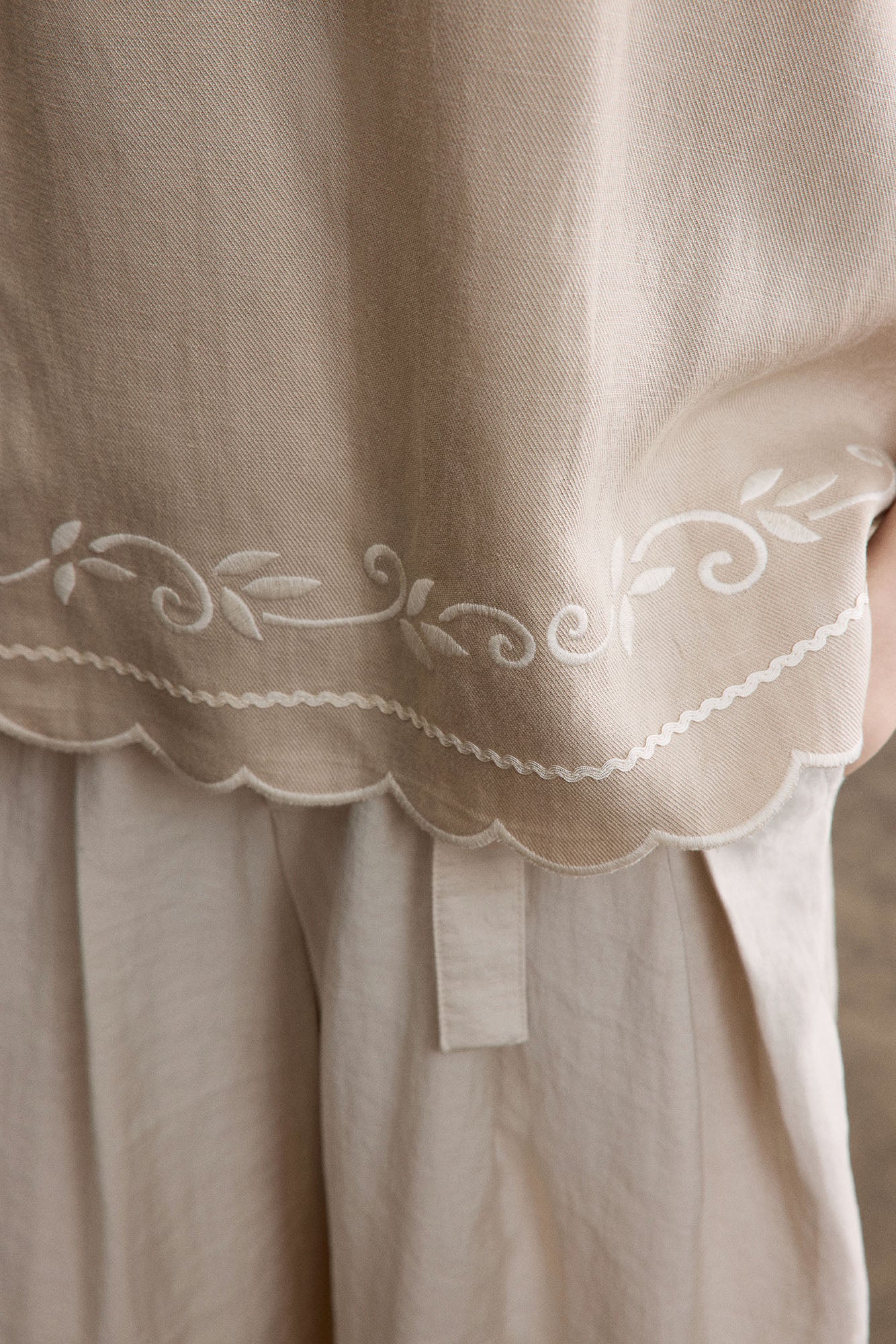 SAME FLOW Scalloped Hem Embroidered Vest