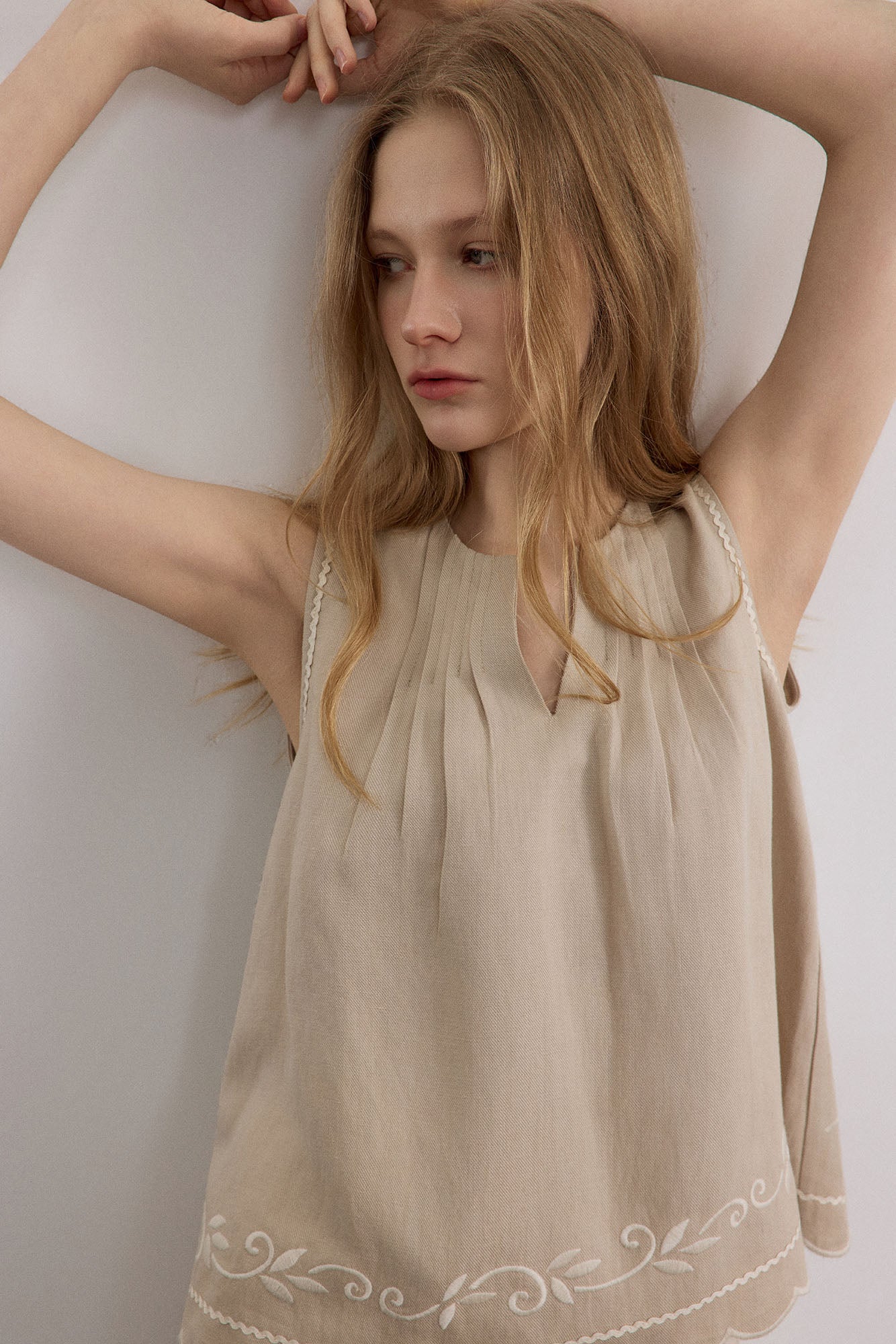 SAME FLOW Scalloped Hem Embroidered Vest