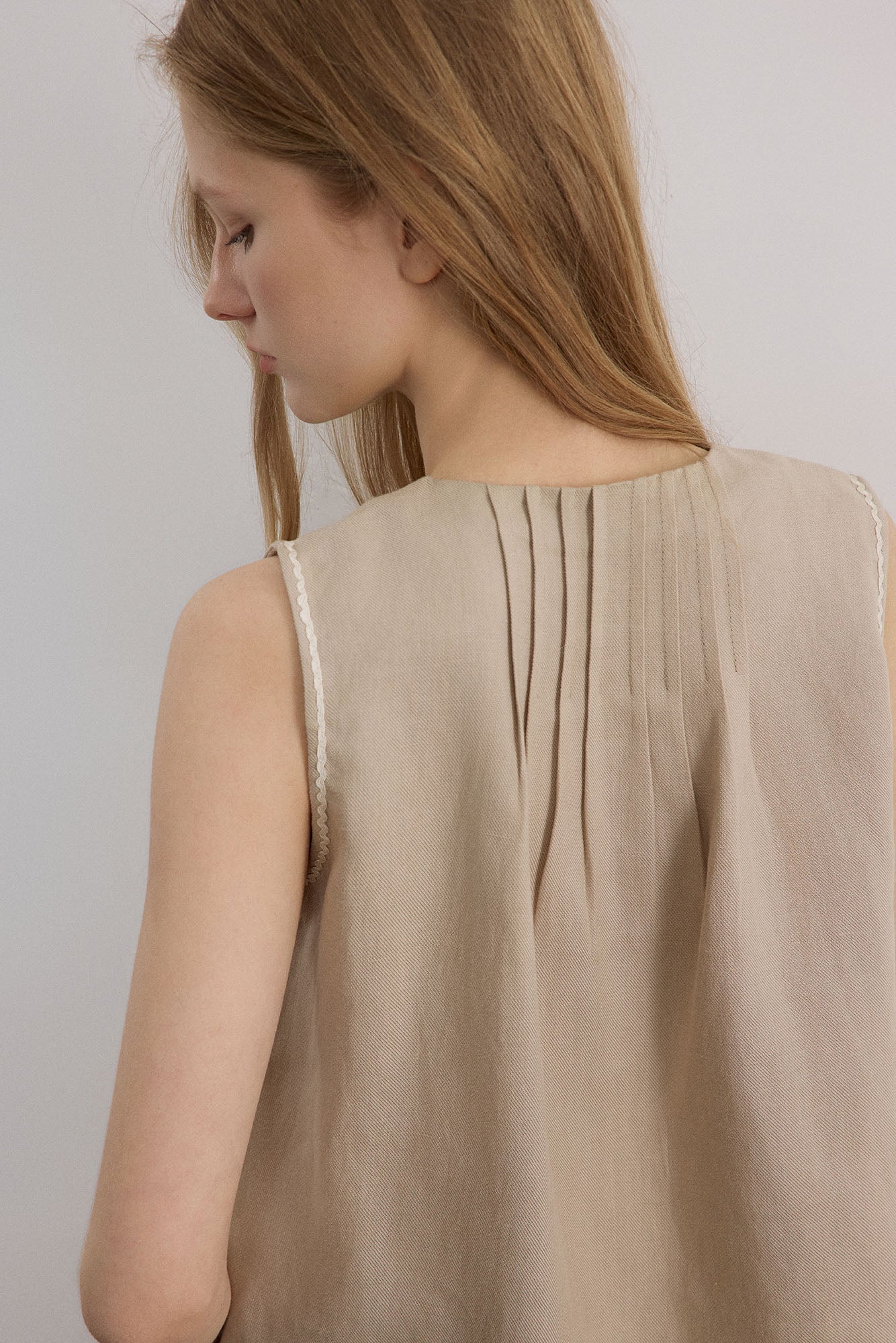SAME FLOW Scalloped Hem Embroidered Vest