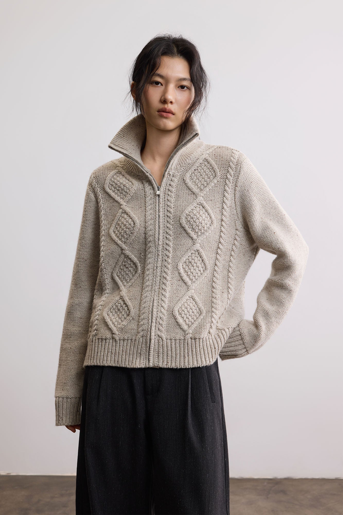 SAME FLOW Cable-Knit High-Neck Zip-Up Sweater