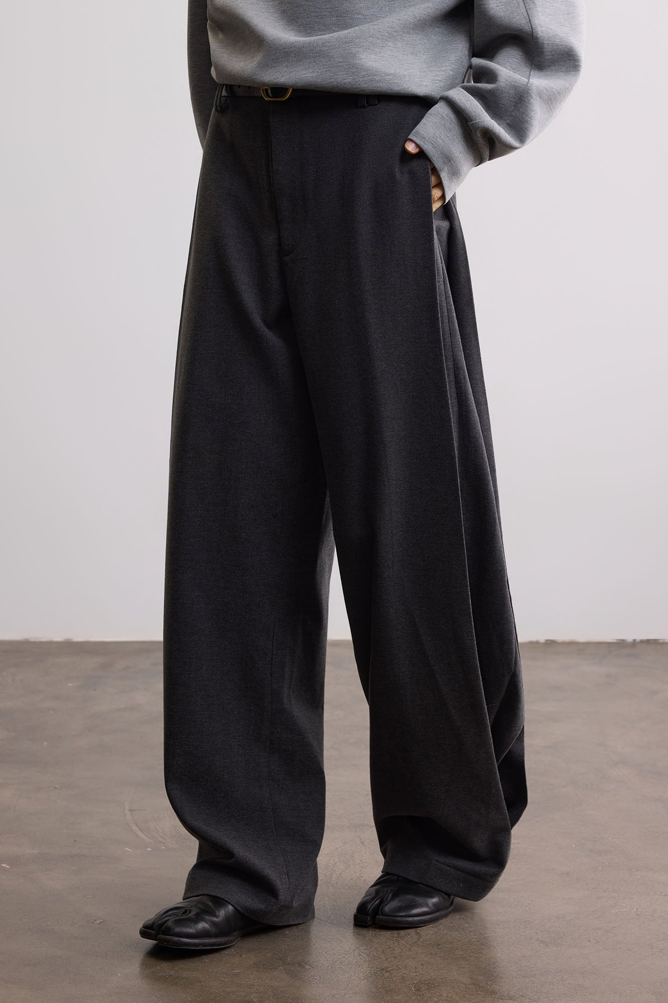 SAME FLOW Classic Pleated Wide-Leg Drape Trousers