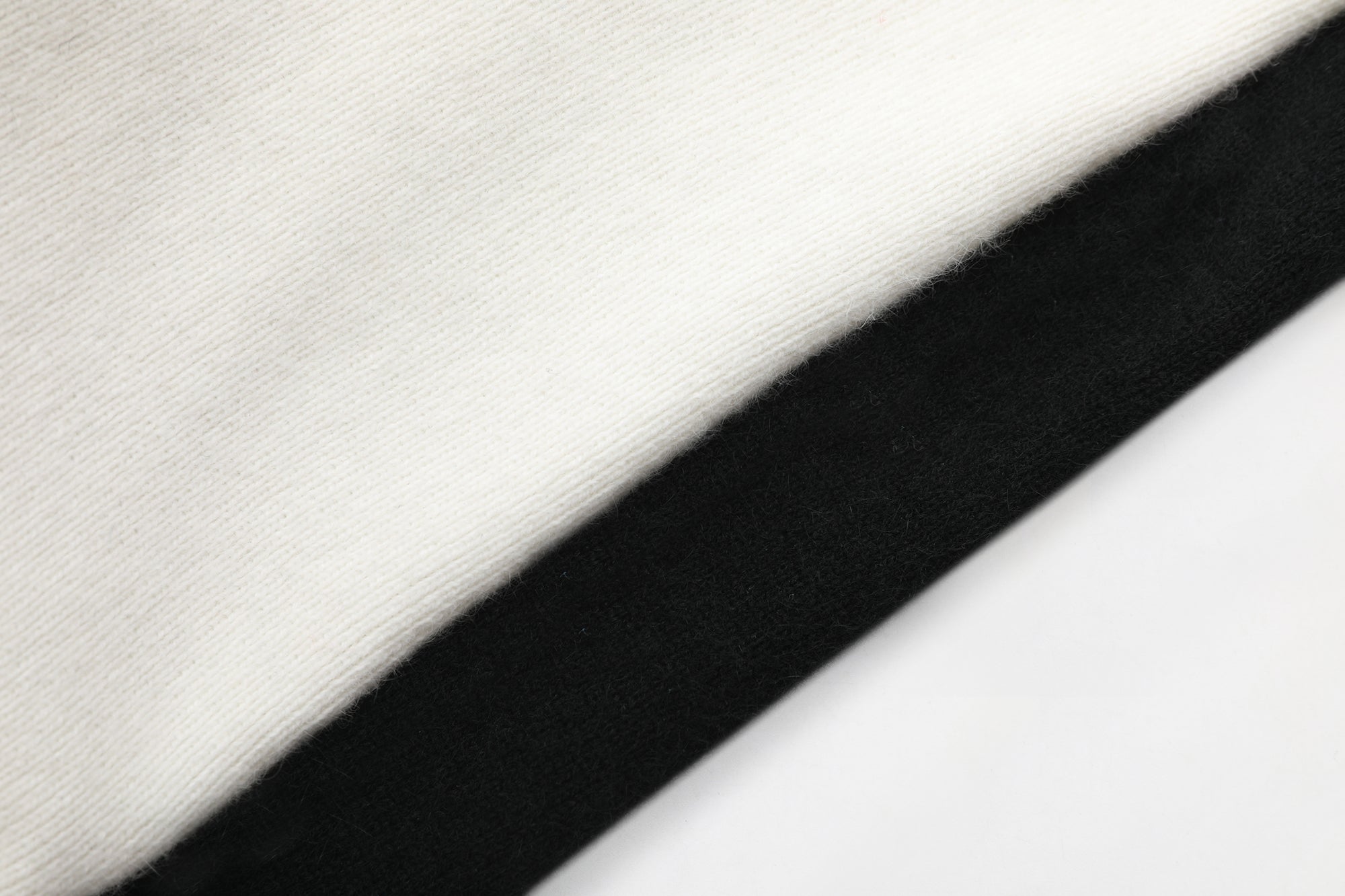 NEVER OFFEND L ANGEL Deep-V Shaggy Trim Zip-Up Cropped Cardigan