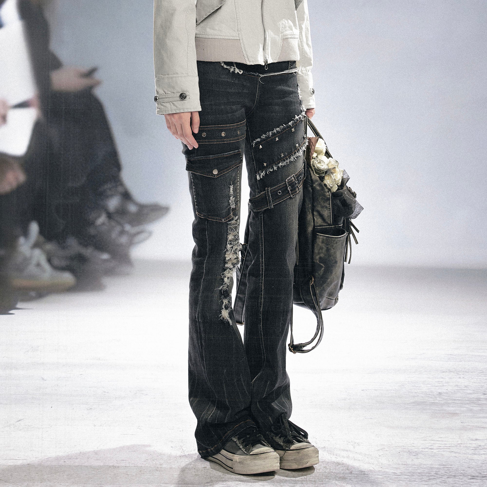 CESTNOUS Asymmetrical Frayed Distressed Jeans