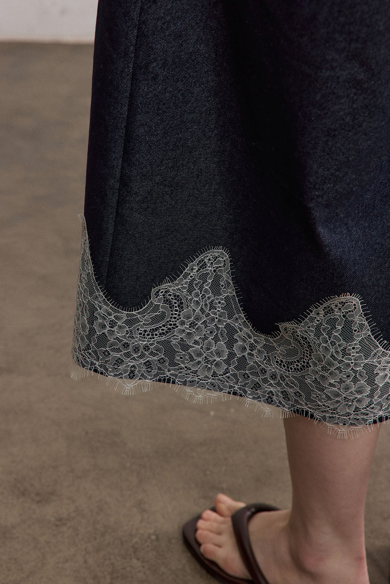 SAME FLOW Lace-Hem Denim Shorts