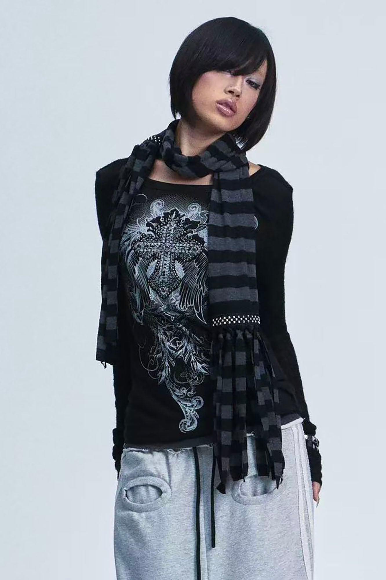 NONAME SPACE Rivet Contrast Graphic Long-Sleeve Tee