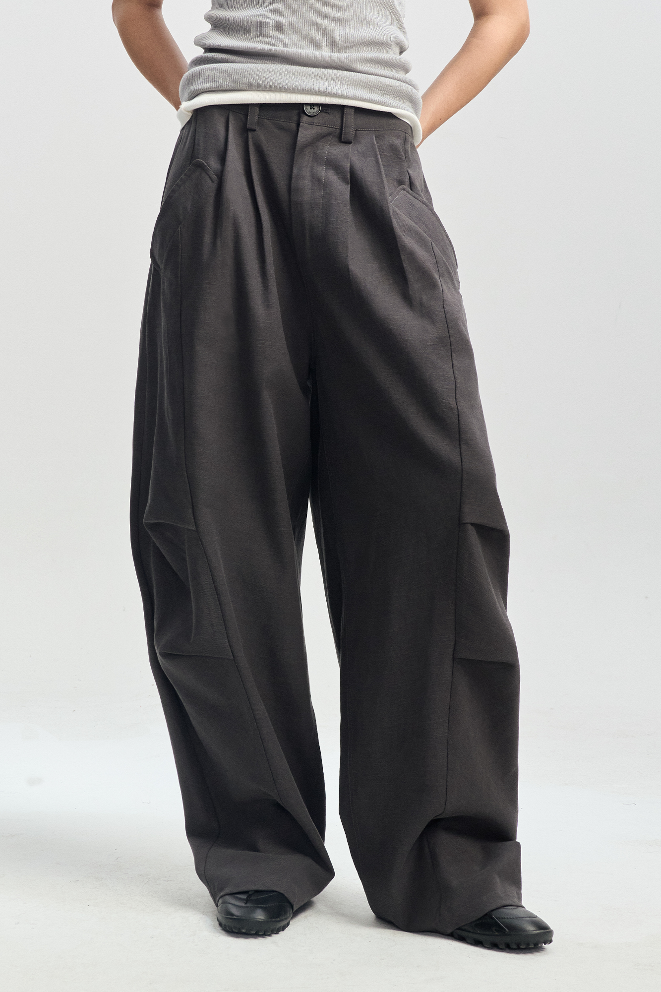 LEONSENSE Modern Curved Paneled Tencel-Cotton Pants