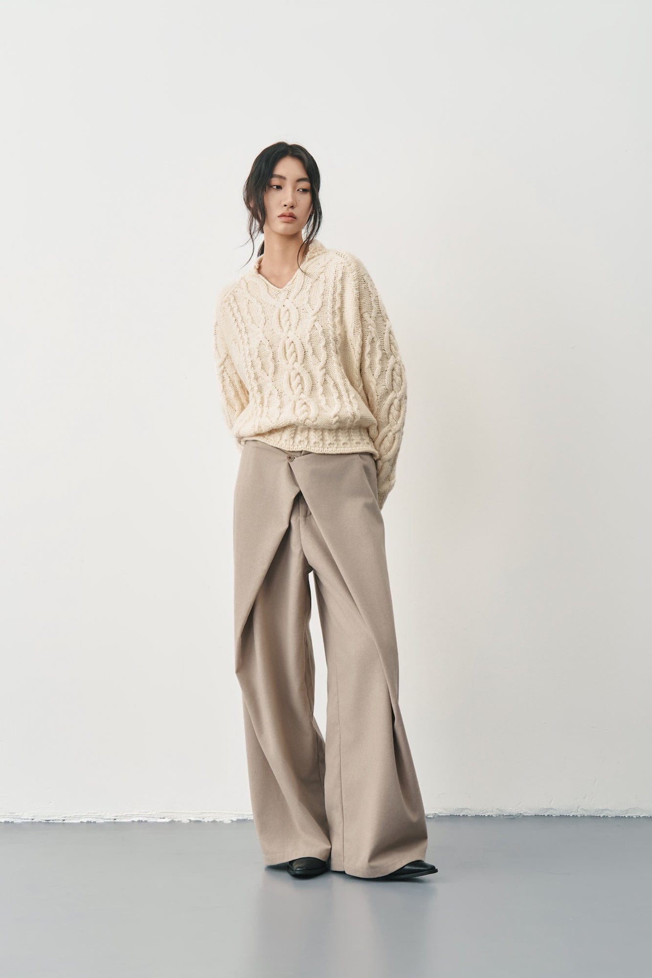 SAME FLOW Chunky Cable-Knit Raglan Sweater