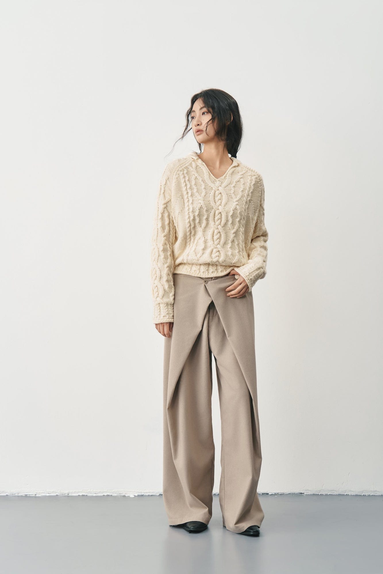 SAME FLOW Chunky Cable-Knit Raglan Sweater