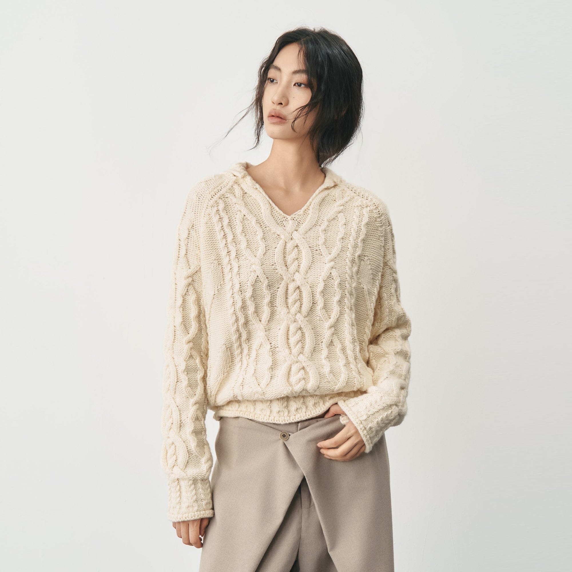 SAME FLOW Chunky Cable-Knit Raglan Sweater