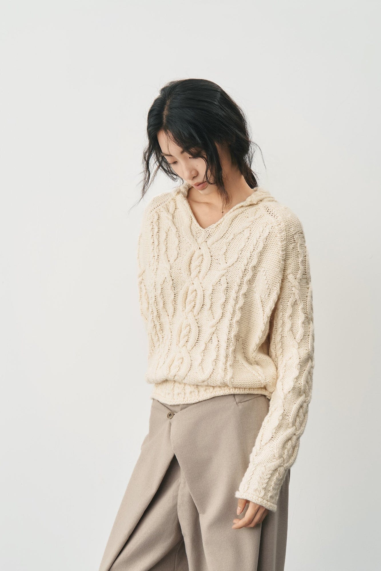 SAME FLOW Chunky Cable-Knit Raglan Sweater