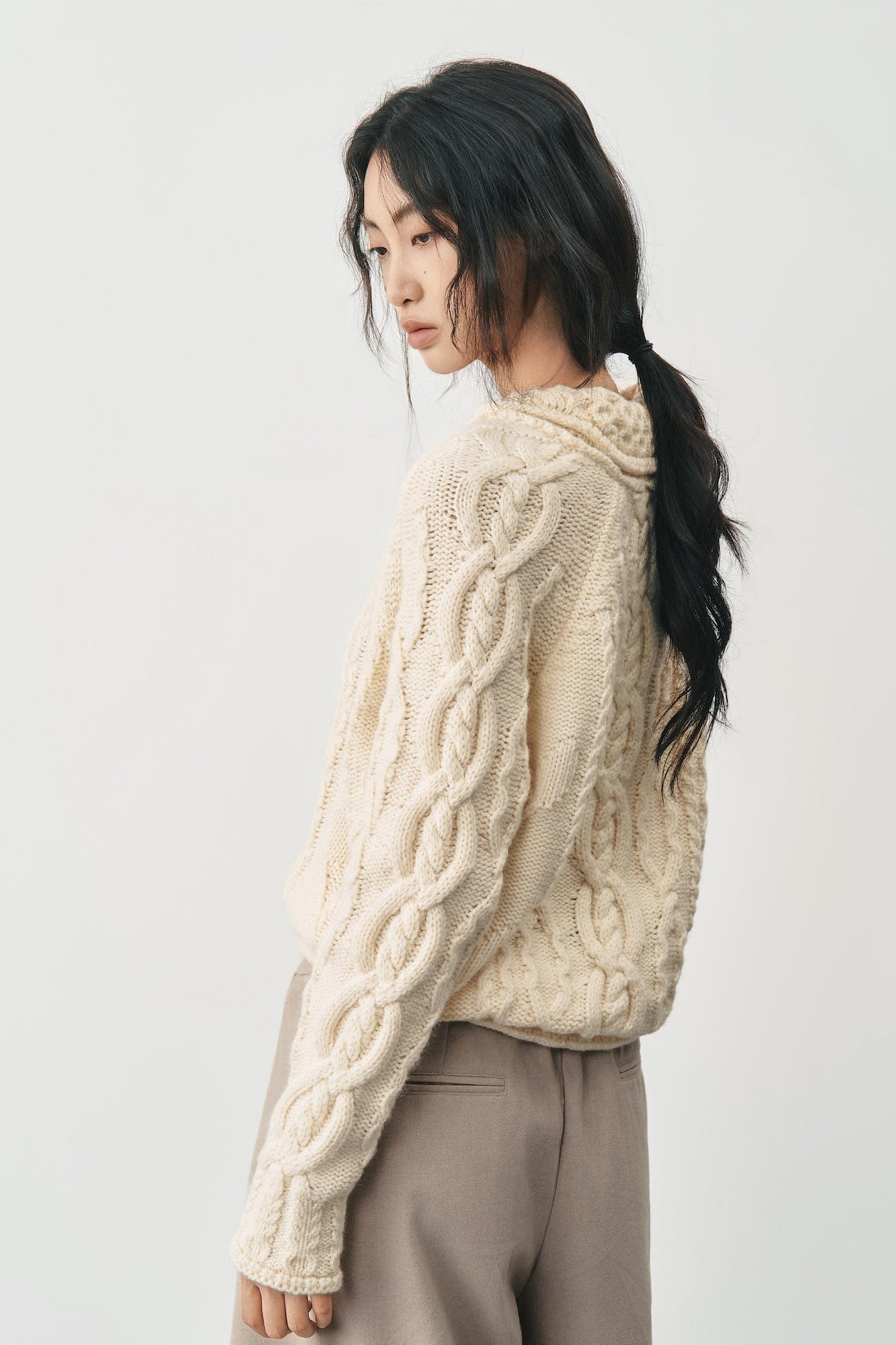 SAME FLOW Chunky Cable-Knit Raglan Sweater