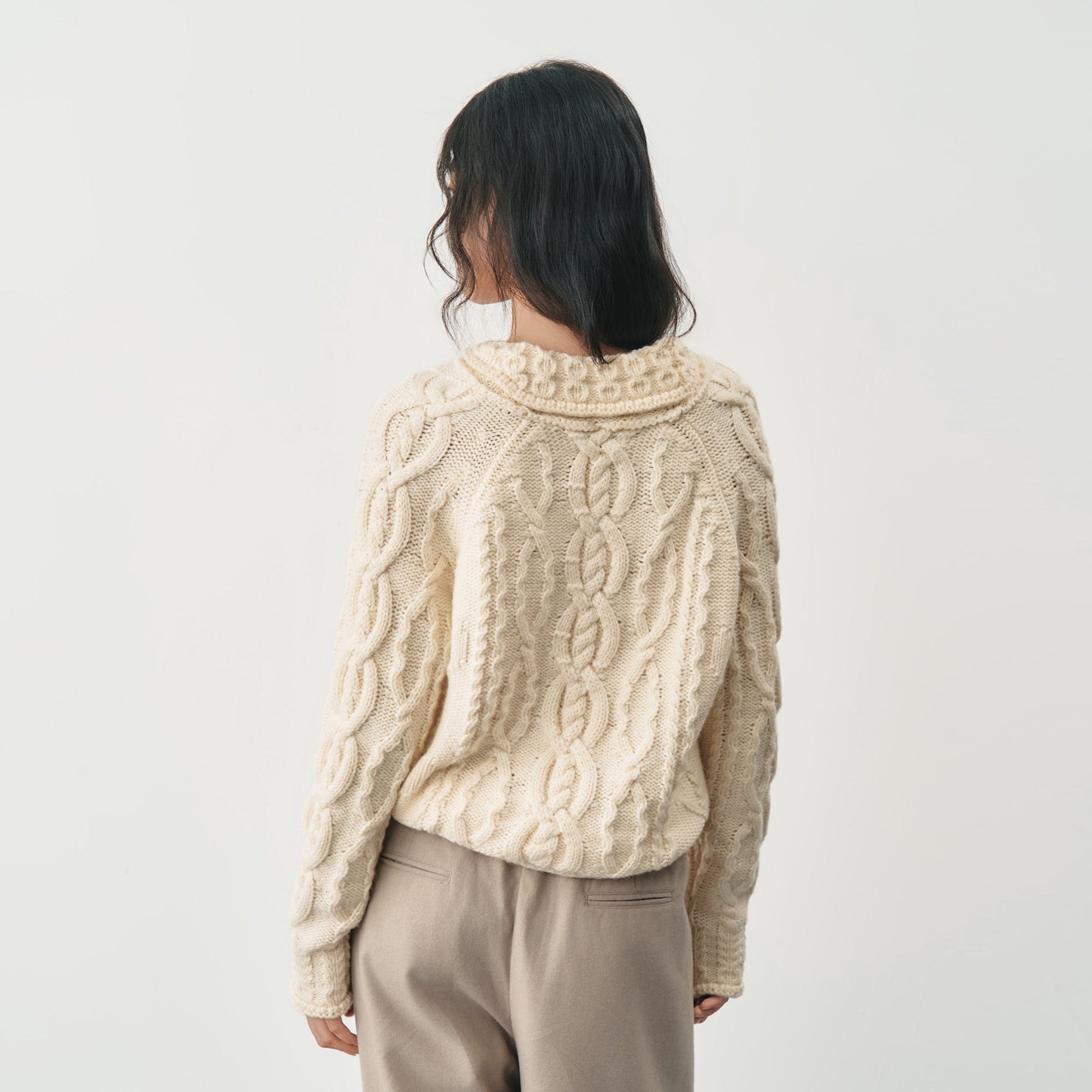 SAME FLOW Chunky Cable-Knit Raglan Sweater