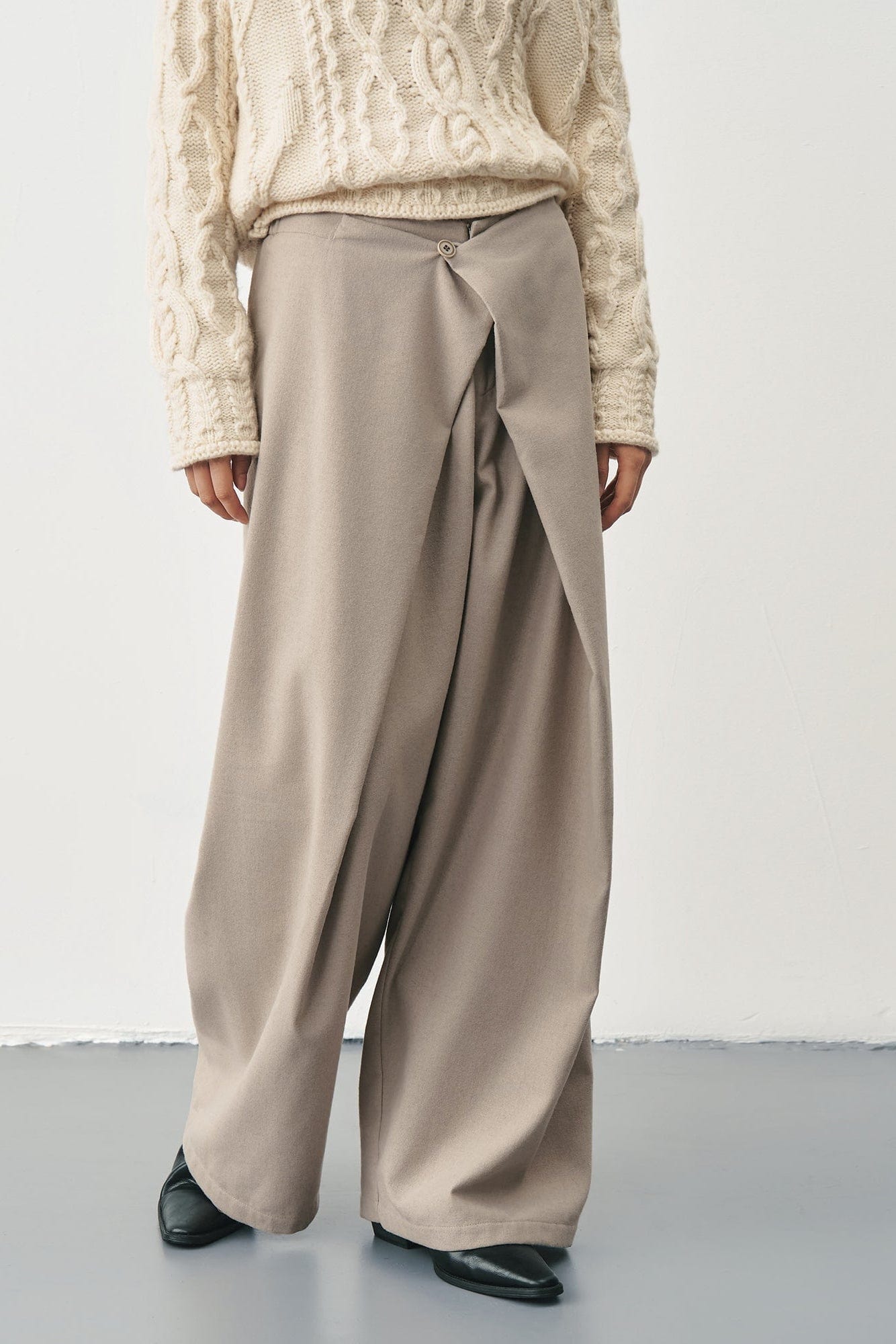 SAME FLOW Overlap Front Woolen Blend Kendo Trousers
