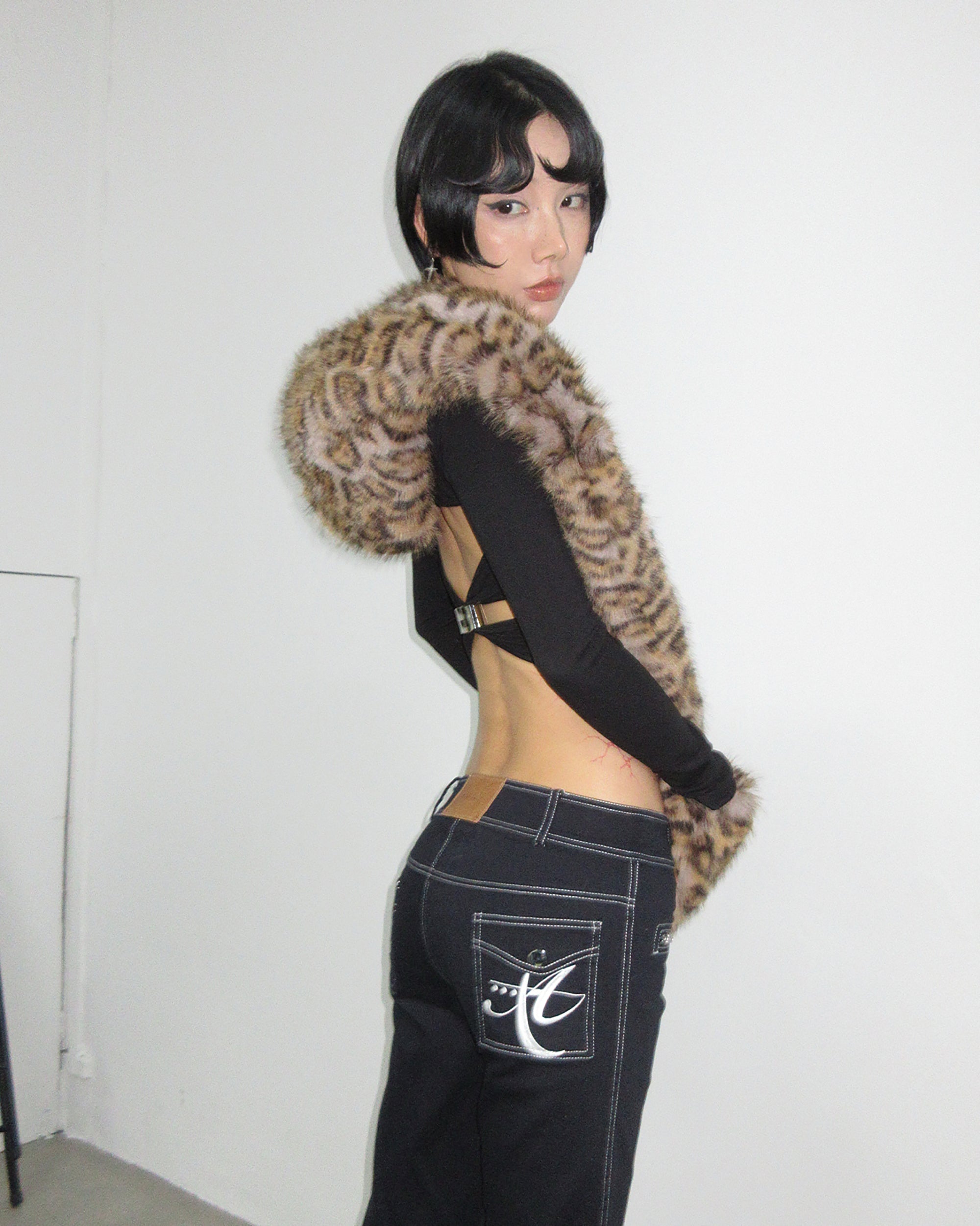 AE30 SAINT Leopard Faux Fur Pockets Shawl