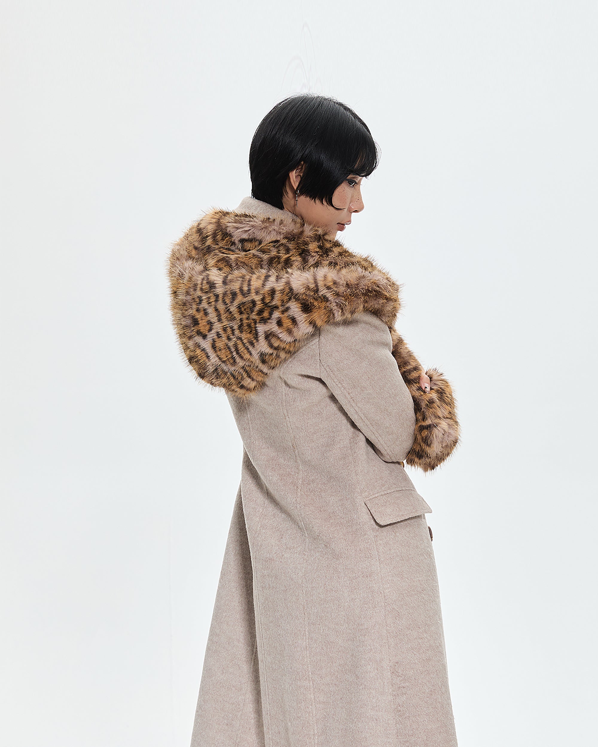 AE30 SAINT Leopard Faux Fur Pockets Shawl