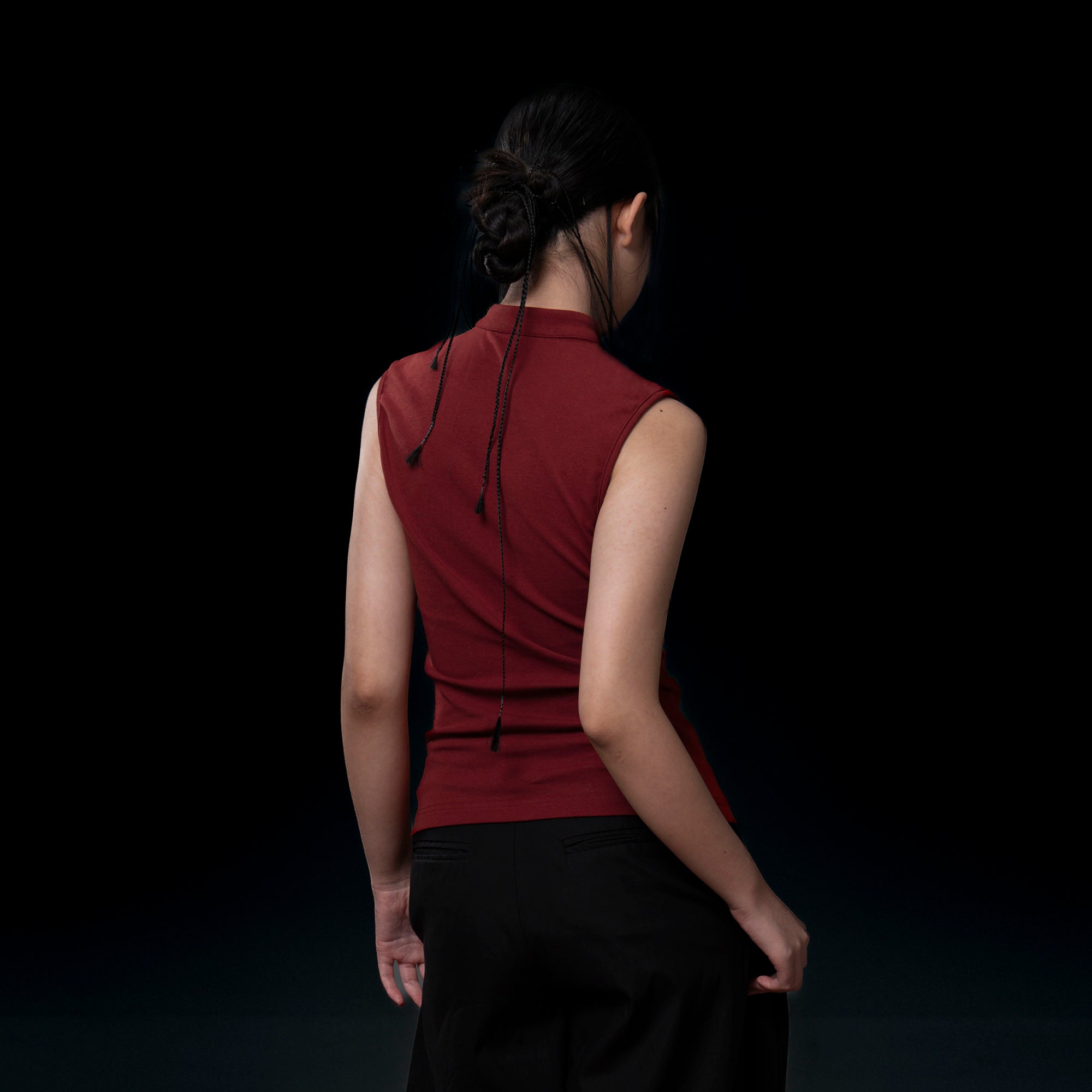 WUHEYIZUO Swallow Embroidered Keyhole Top