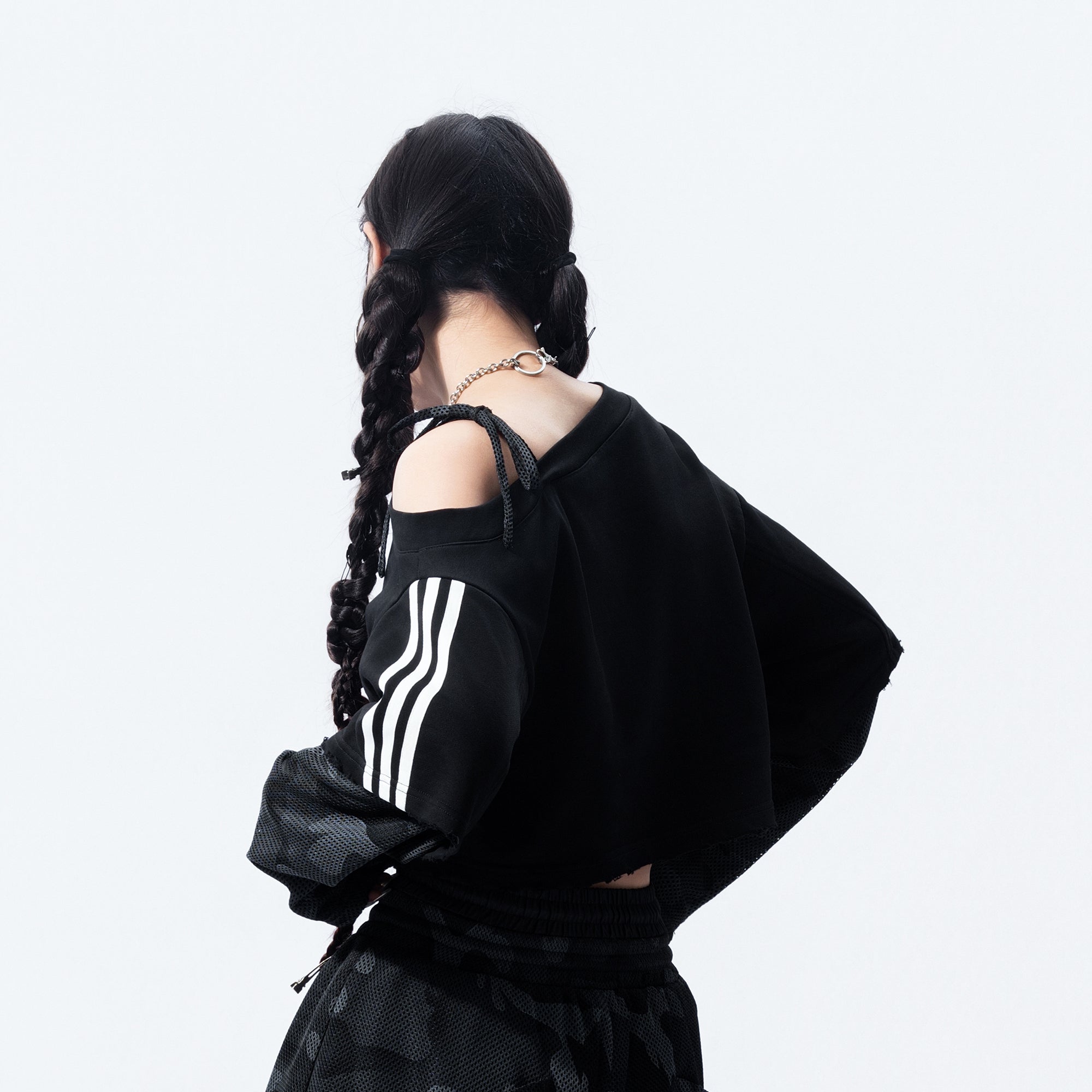 MOGONGSHE Camo Paneled Off-Shoulder Cropped Jersey