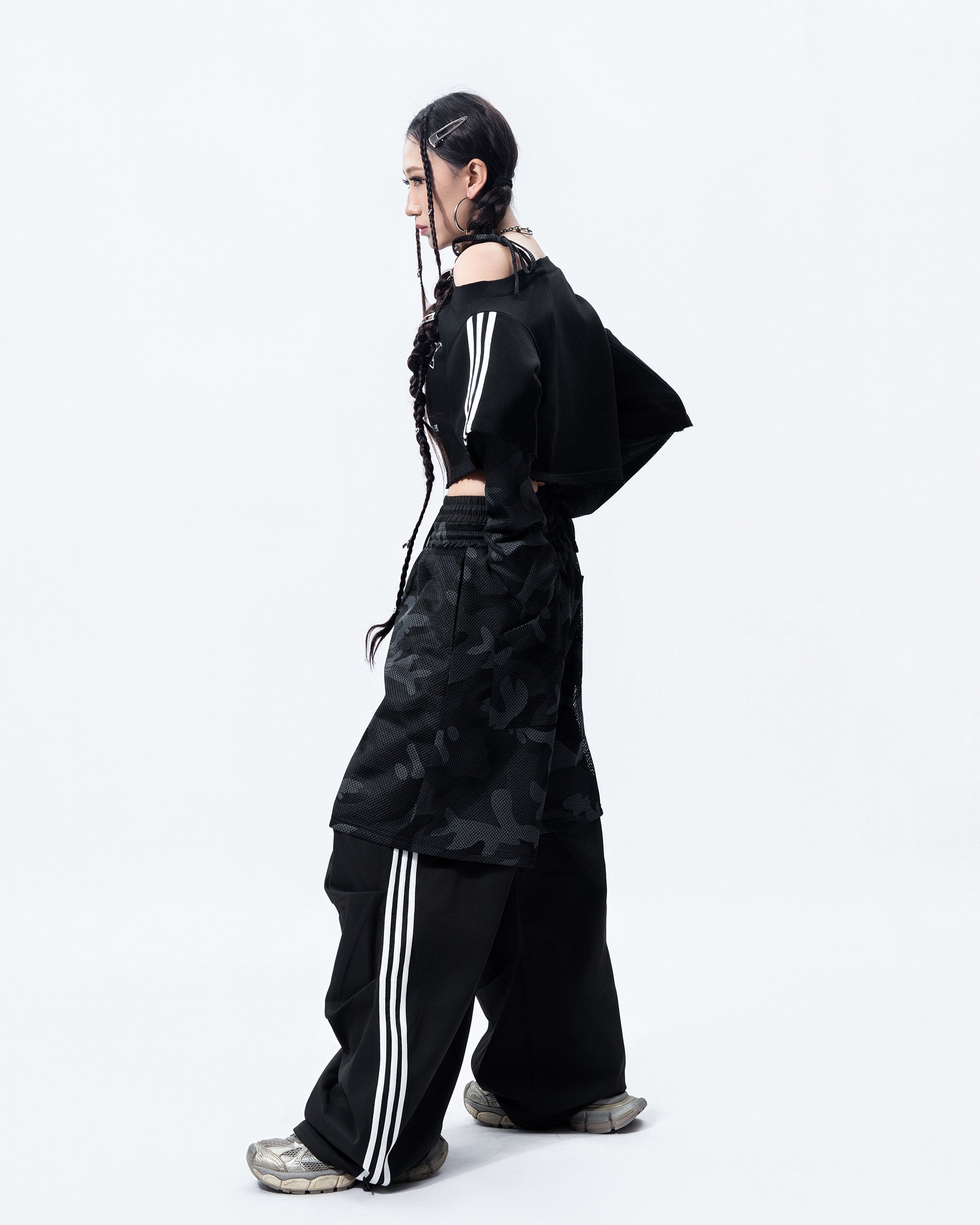 MOGONGSHE Camo Paneled Off-Shoulder Cropped Jersey