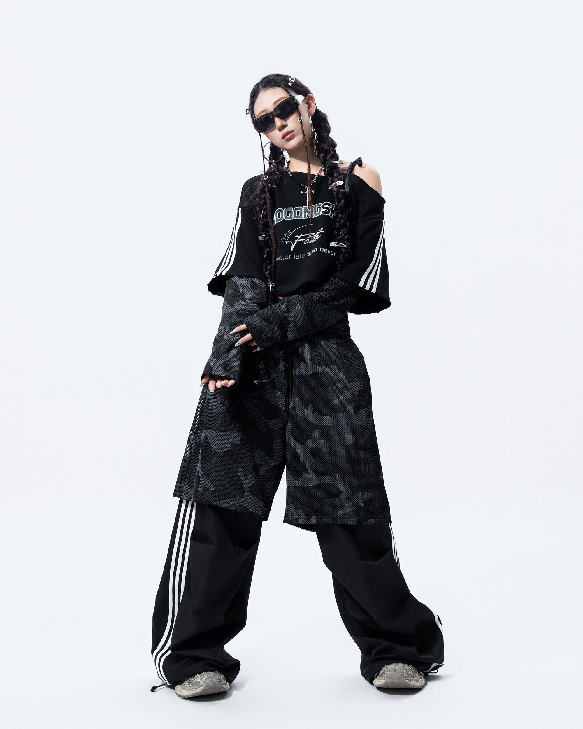 MOGONGSHE Camo Paneled Off-Shoulder Cropped Jersey