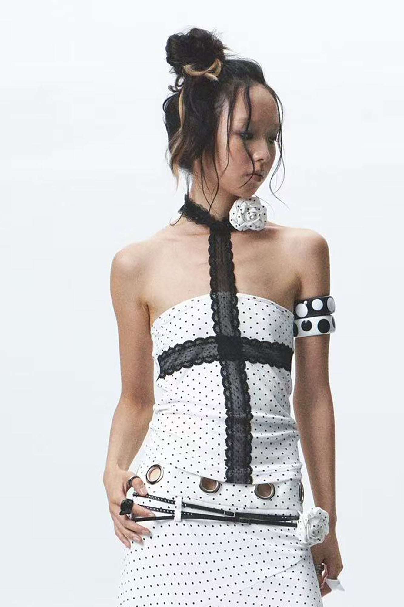 NONAME SPACE Polka-Dot Lace Cross Tube Top