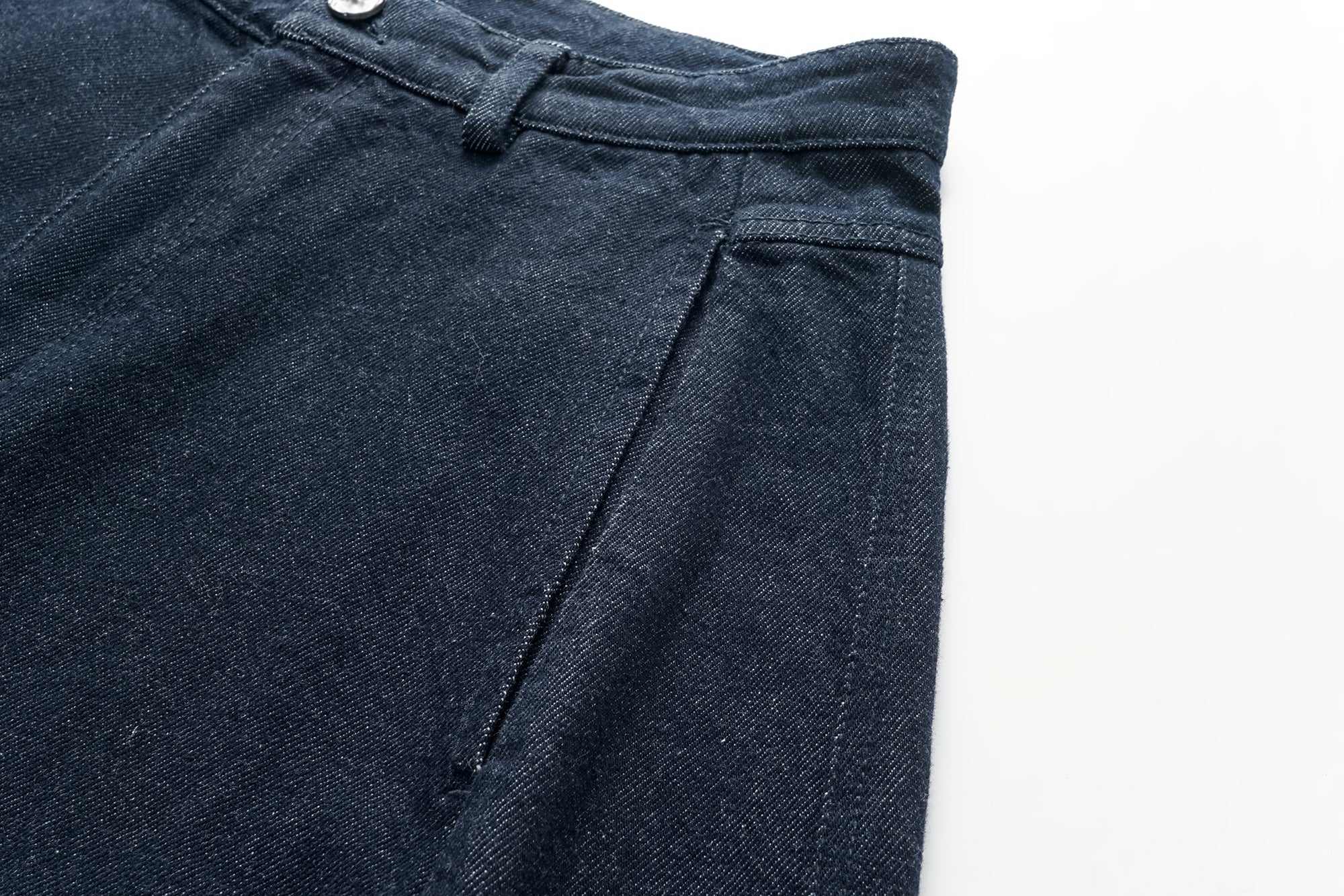 OINIMI Essential Barrel-Leg Raw Jeans