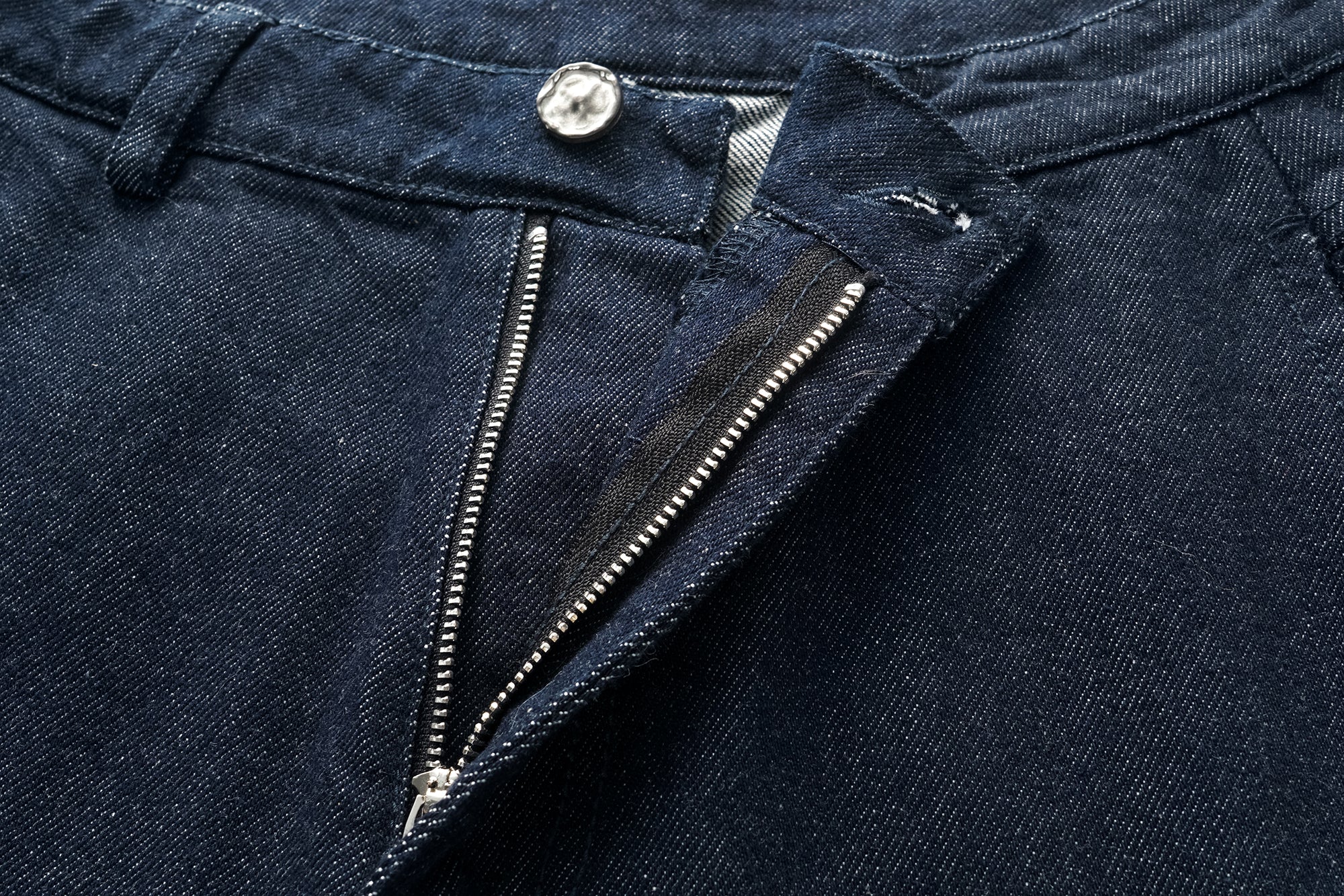 OINIMI Essential Barrel-Leg Raw Jeans