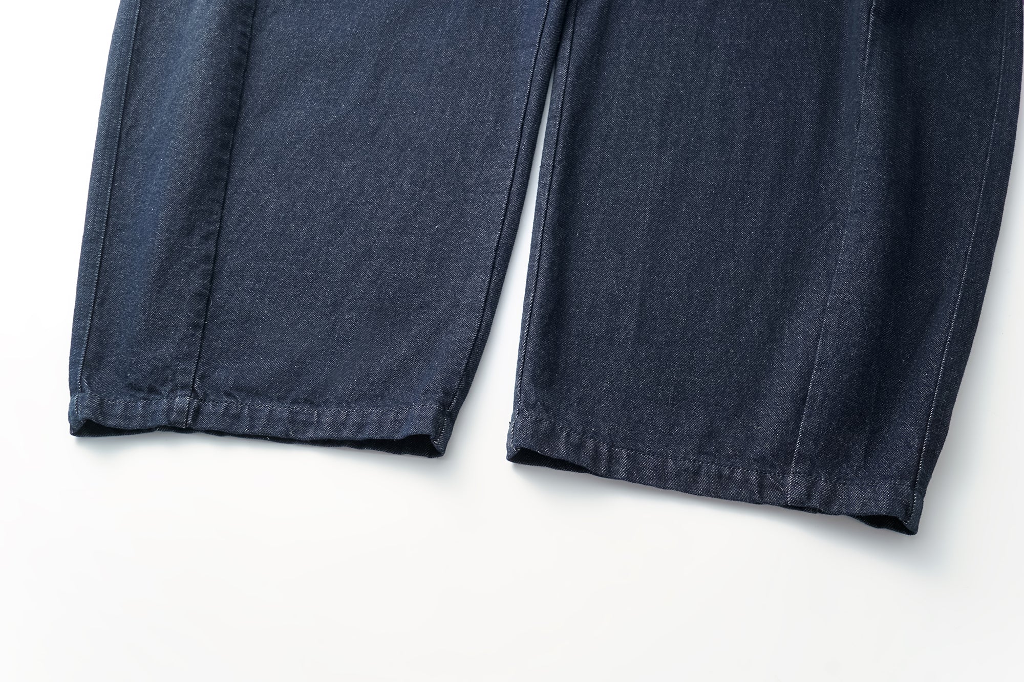 OINIMI Essential Barrel-Leg Raw Jeans