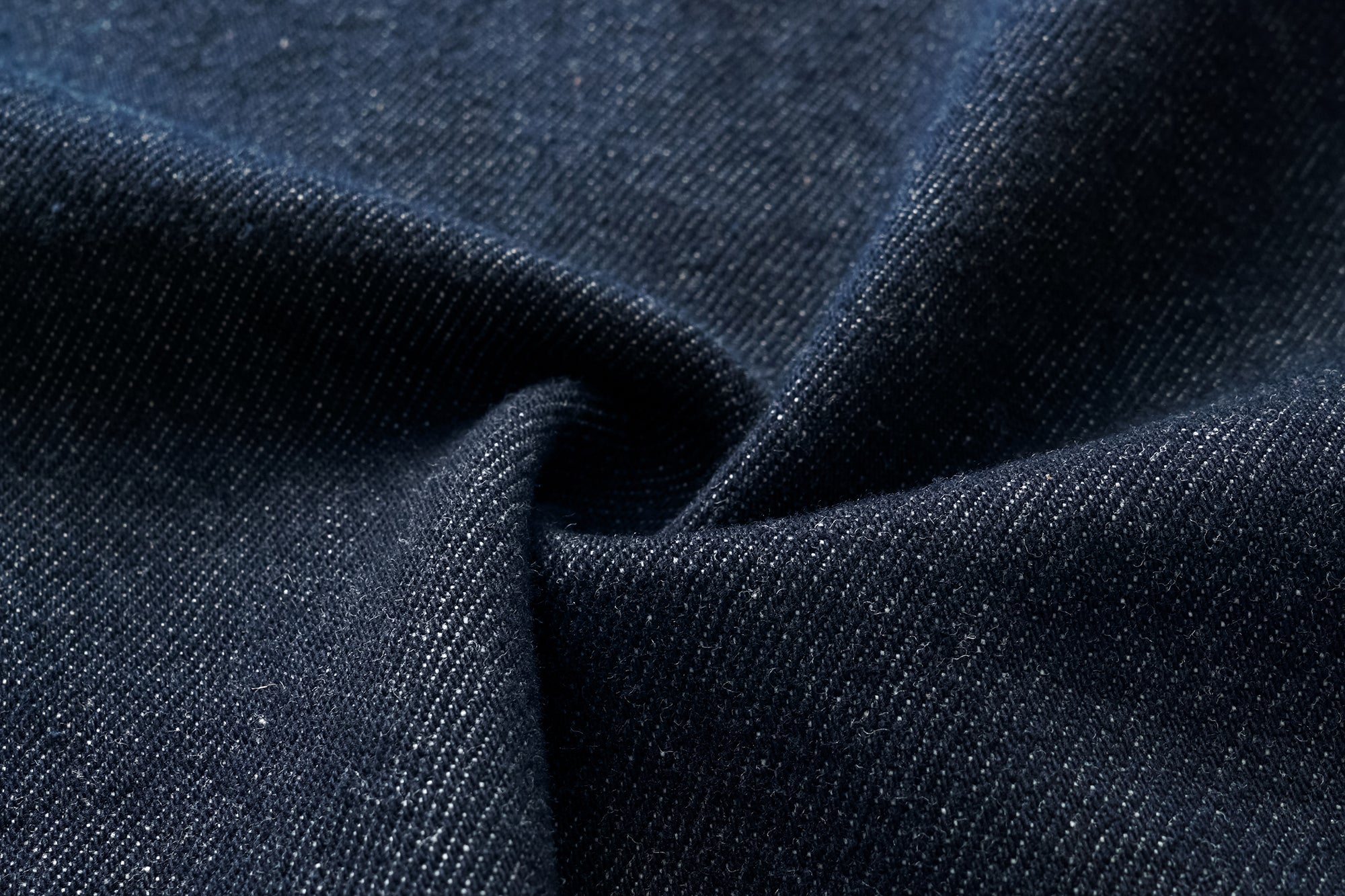 OINIMI Essential Barrel-Leg Raw Jeans