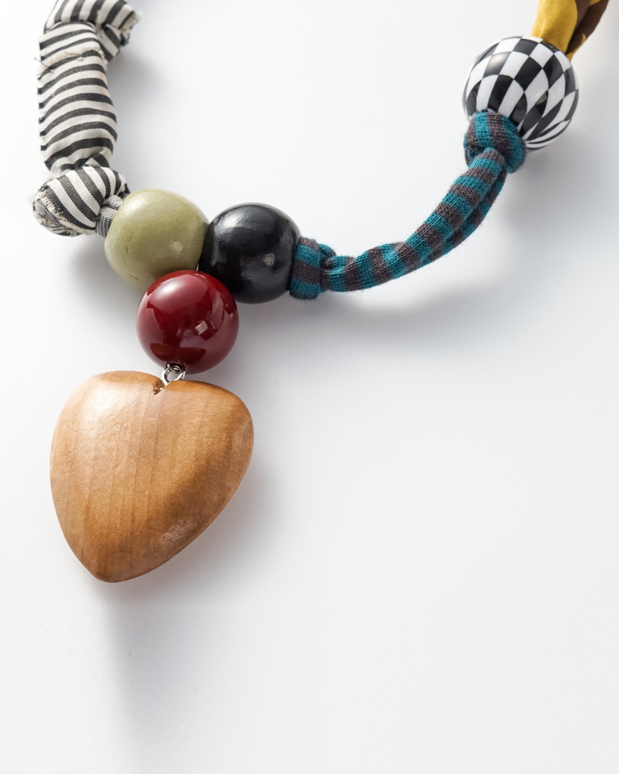 OINIMI Mixed-Bead Heart Pendant Necklace