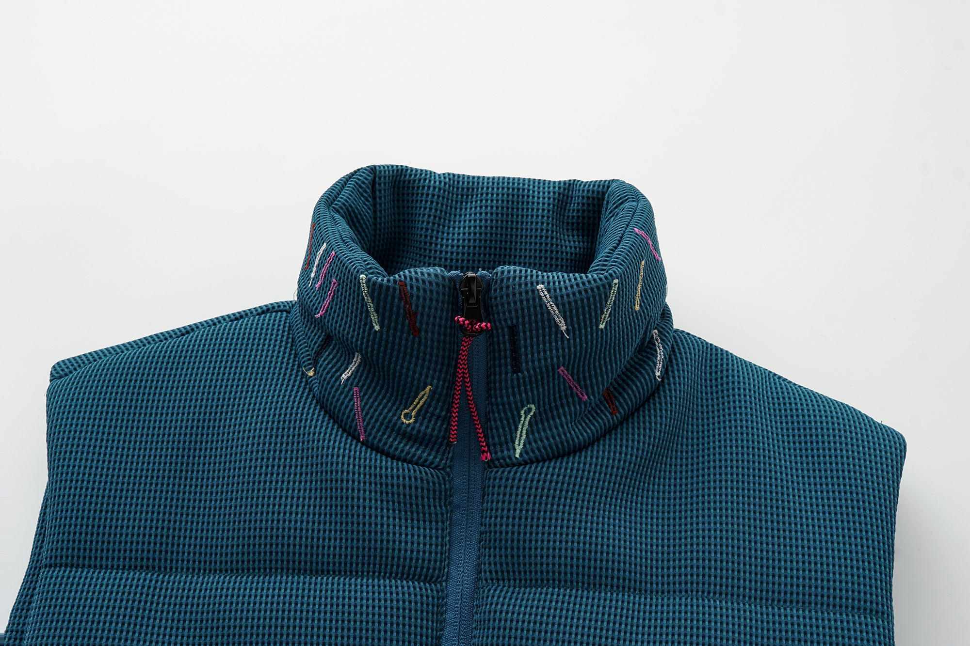 OINIMI Embroidered-Collar Waffle Puffer Vest